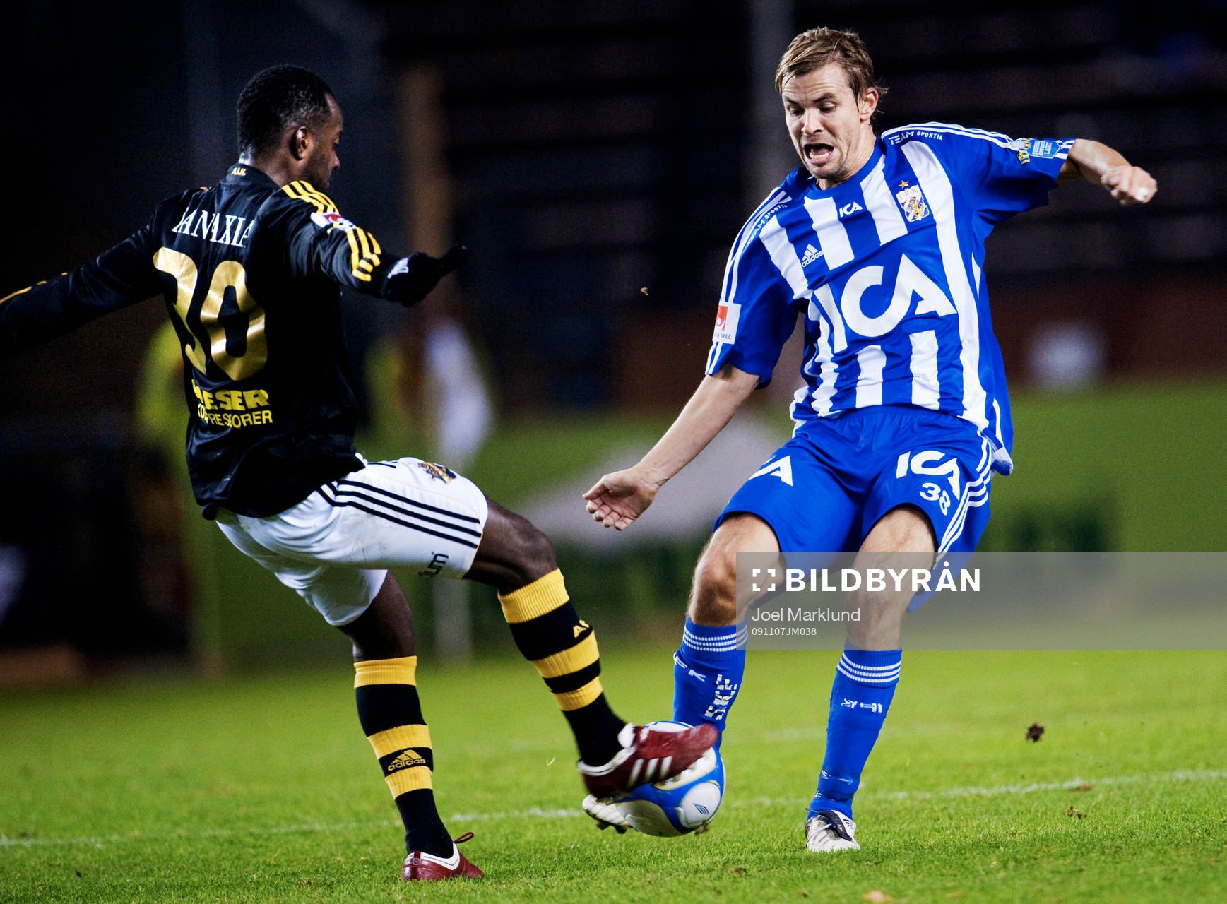 Dulee Johnson, AIK, stoppar Niclas Alexandersson, IFK