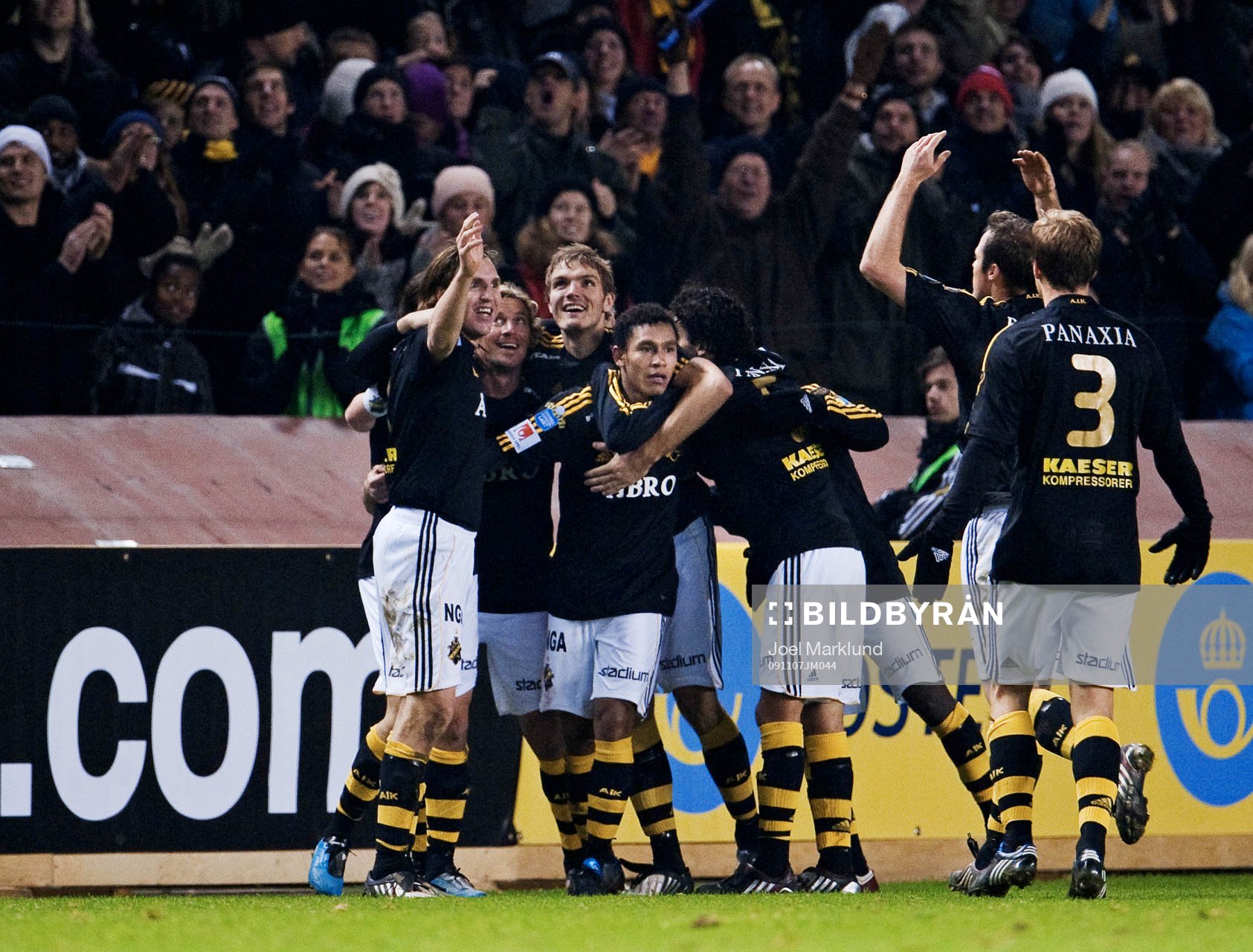 Antonio Flavio, AIK, gratuleras till sitt 2-0-mål
