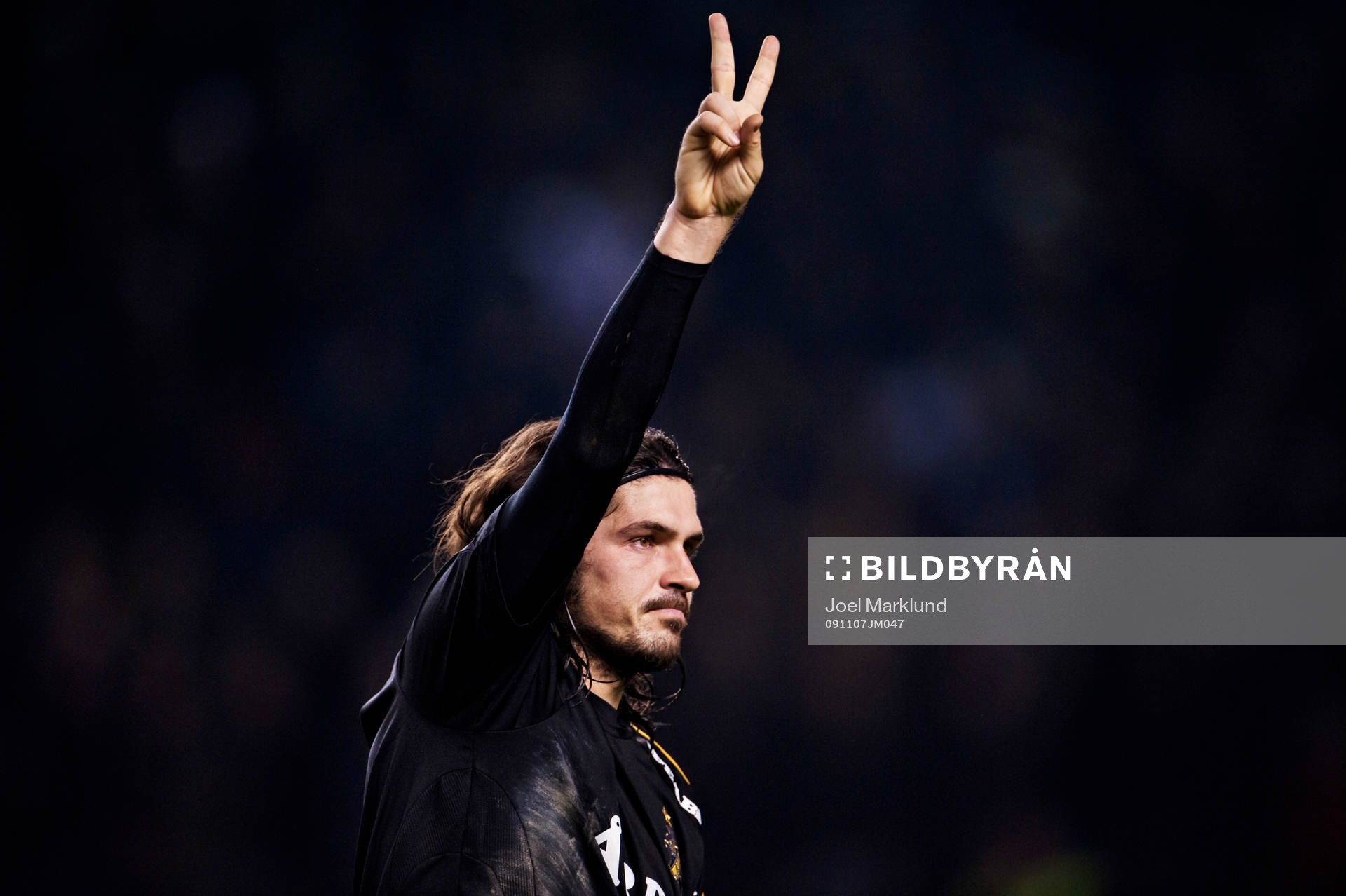 Bojan Djordjic, AIK, ger segertecken åt fansen