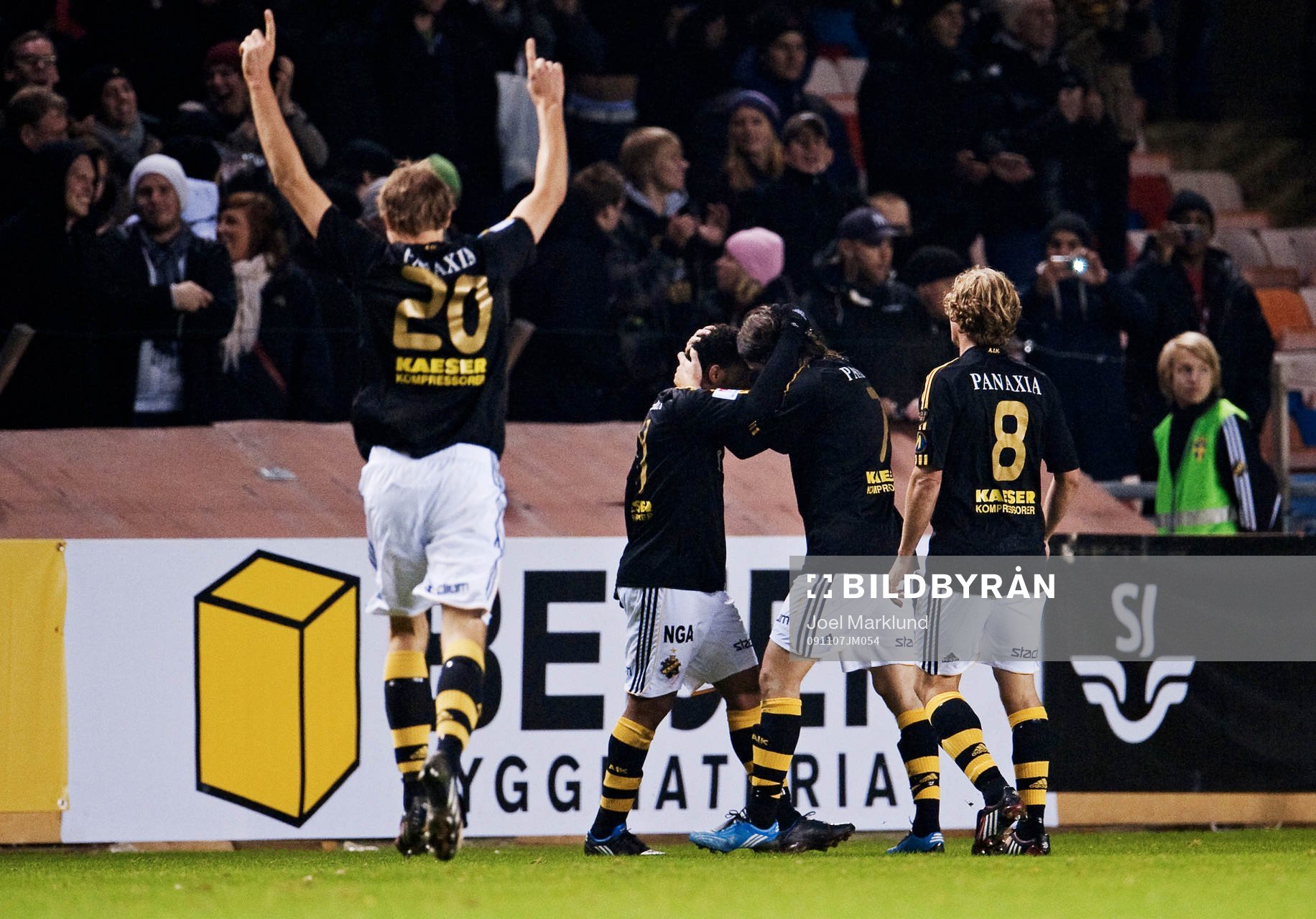 Antonio Flavio, AIK, gratuleras till sitt 2-0-mål