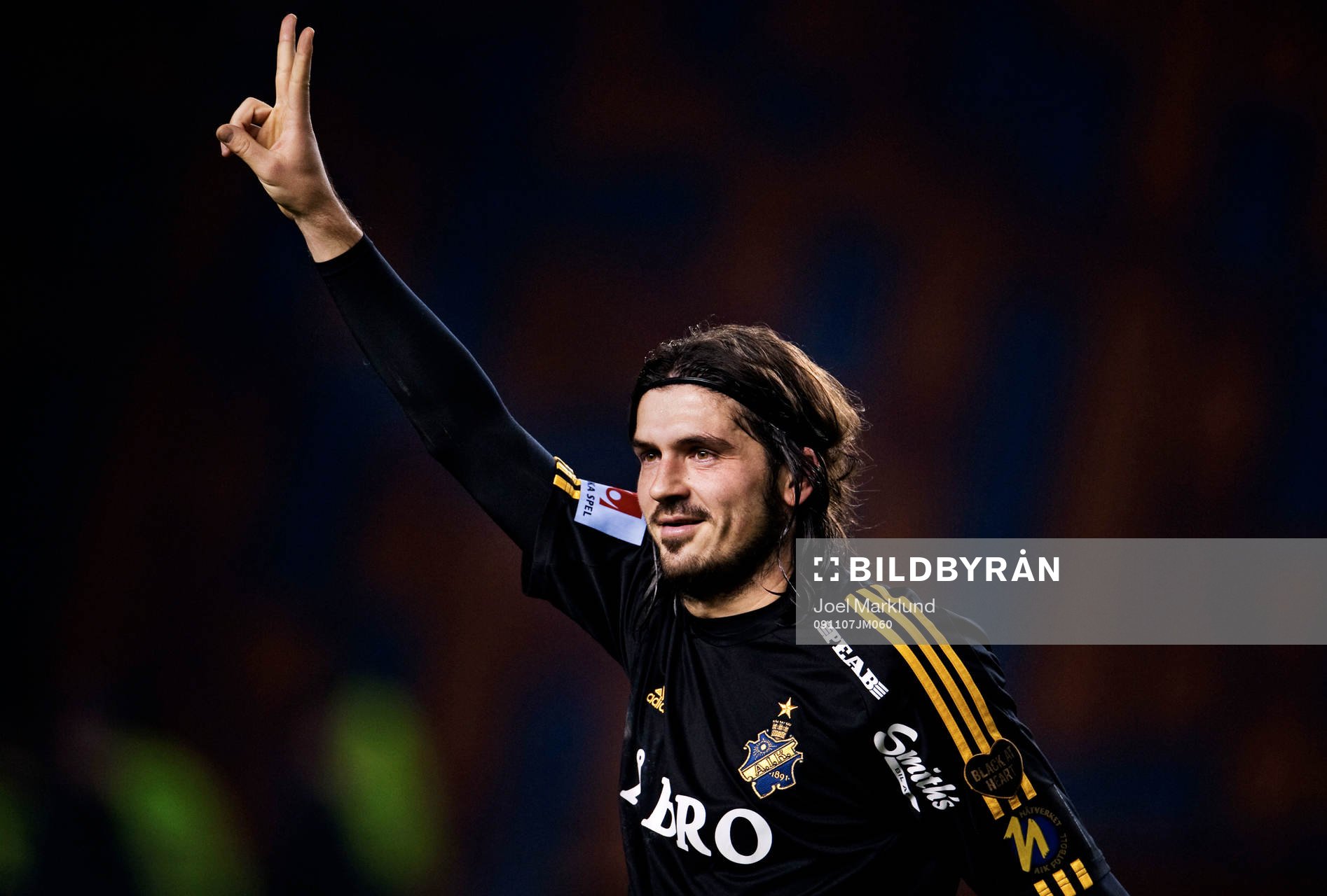 Bojan Djordjic, AIK, ger segertecken åt fansen