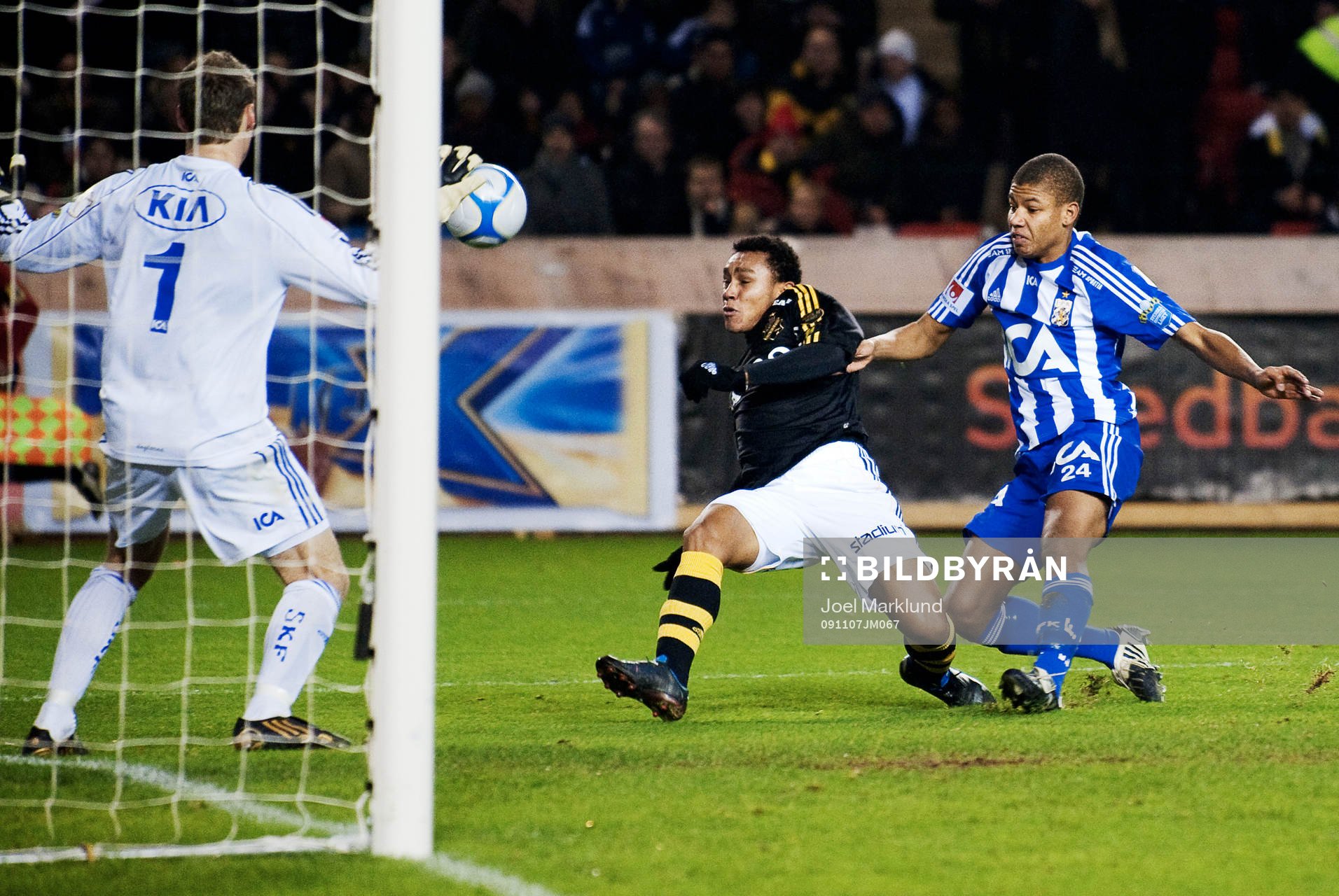 Antonio Flavio, AIK, missar en målchans framför Kim