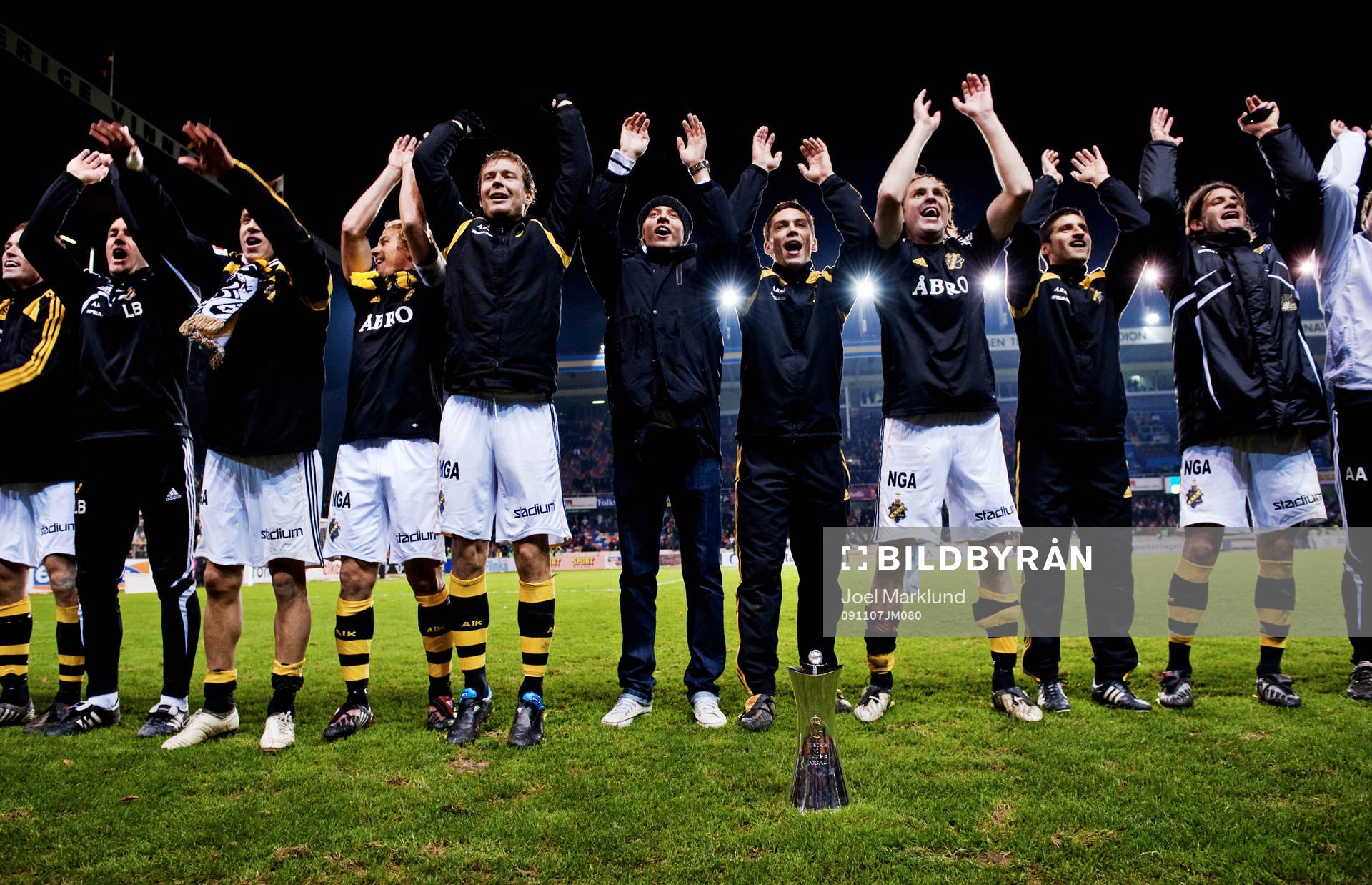  AIK vann Svenska cupen. AIK-spelarna tackar fansen. Jubel, glädje, pokal.