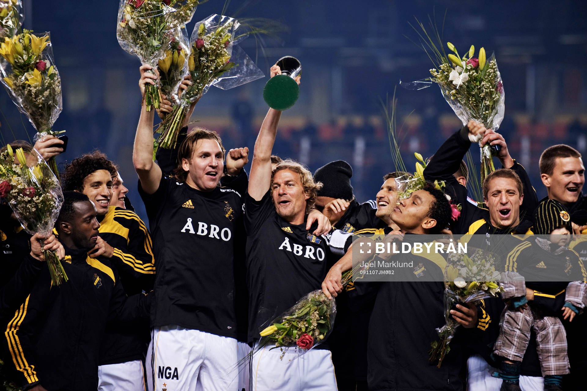 AIK vann Svenska cupen. Daniel Tjernström håller upp