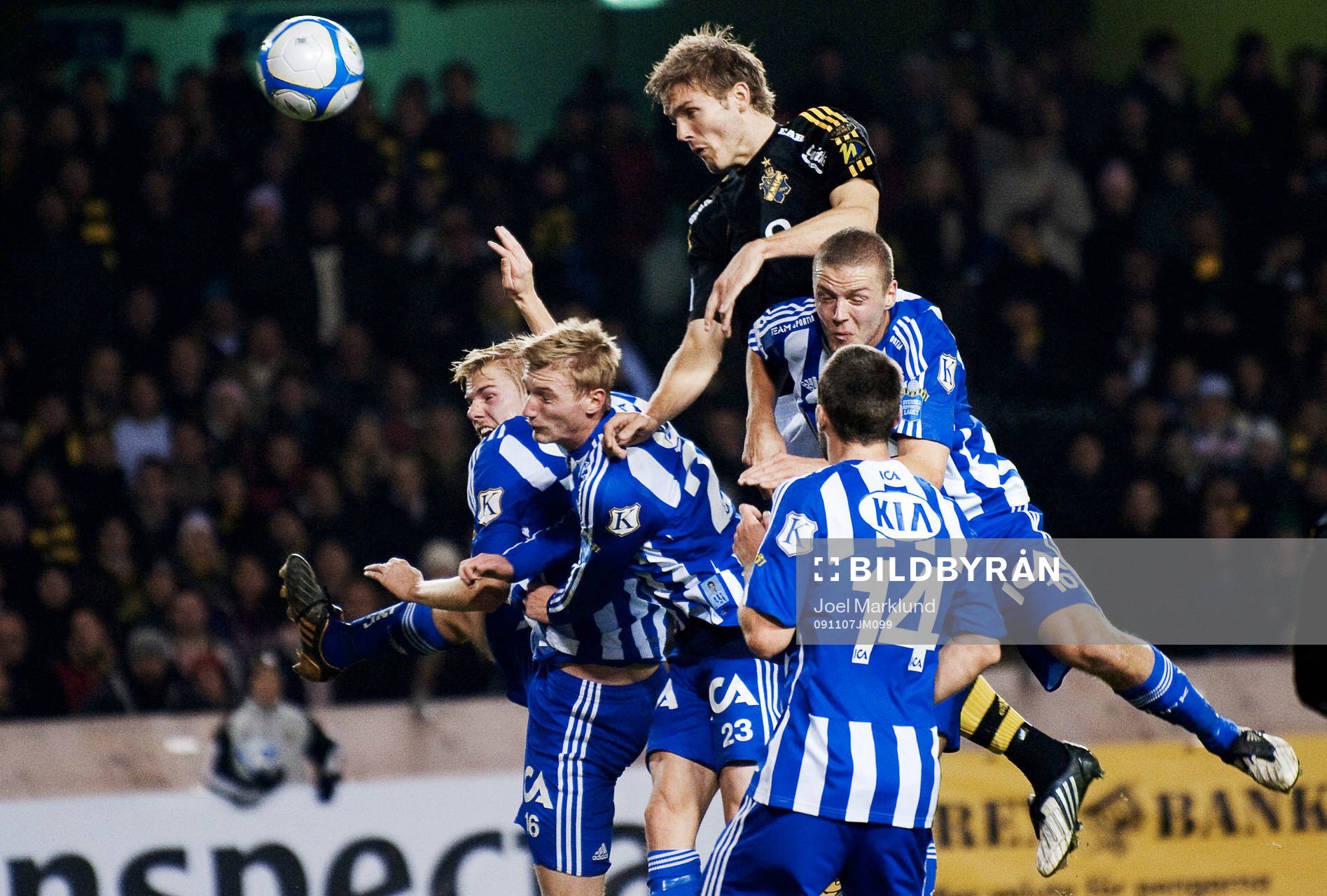  Jos Hooiveld, AIK, nickar bollen mot mål under en hörna.