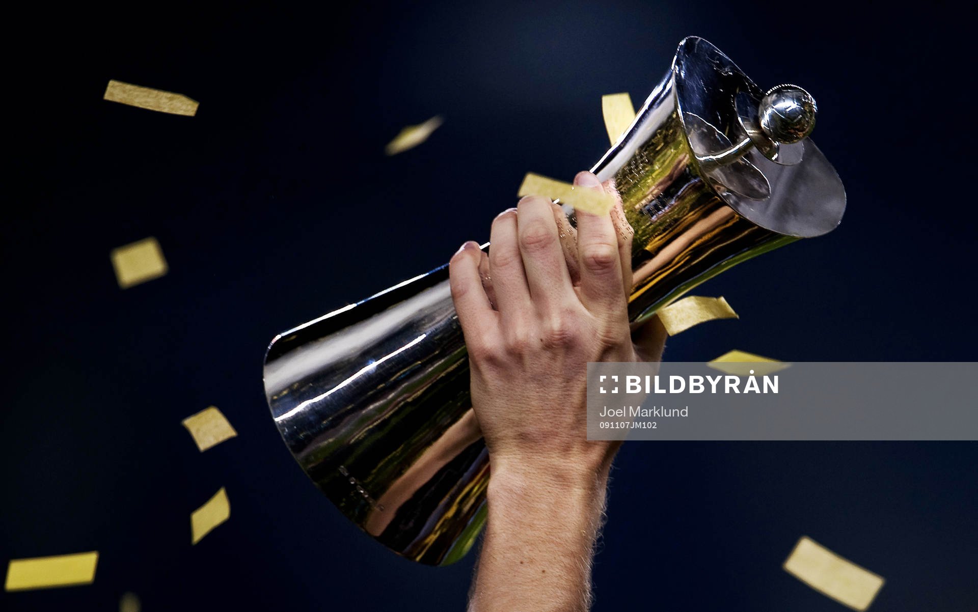 Daniel Tjernström, AIK, håller upp pokalen. Pokal