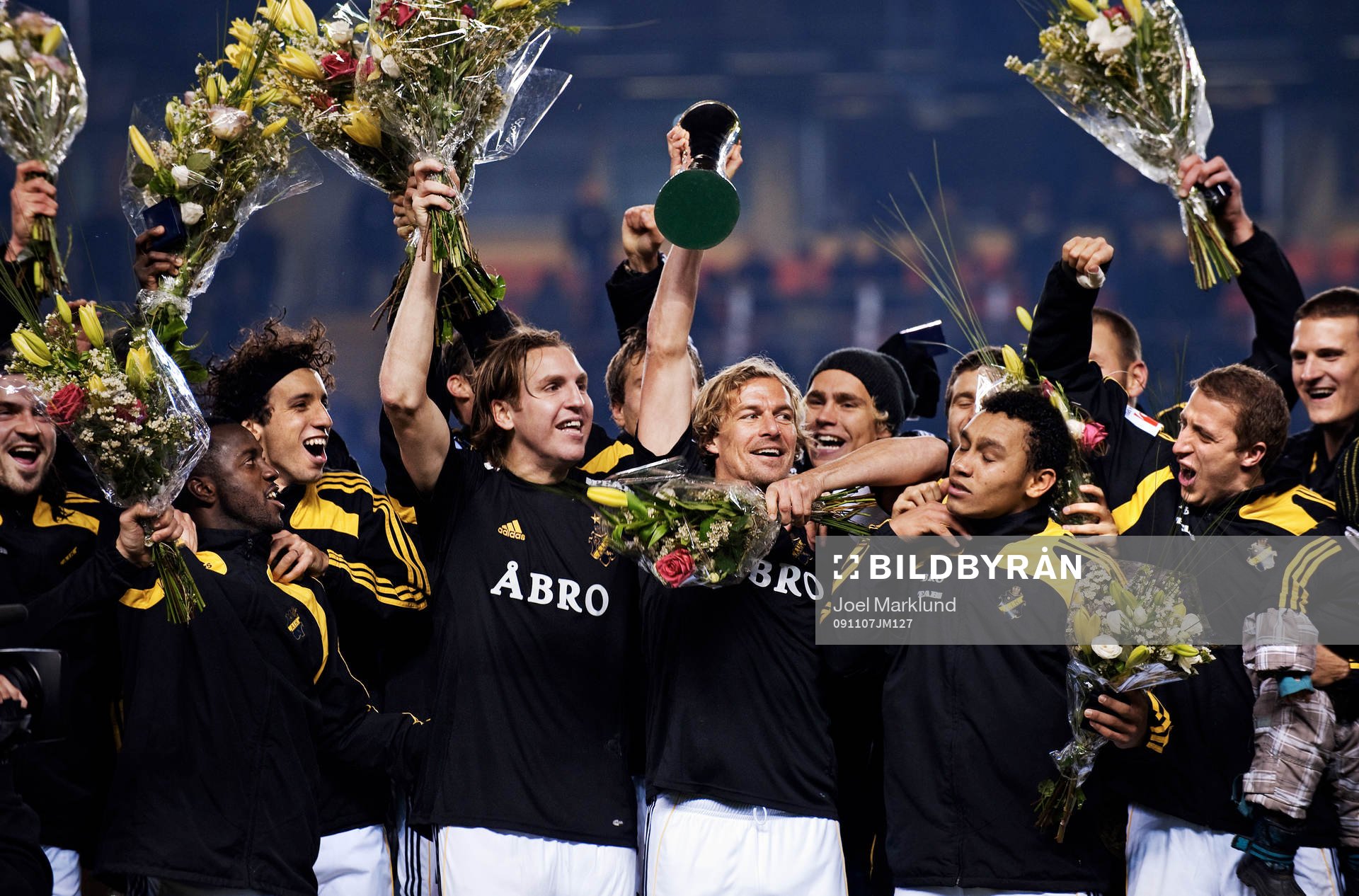 AIK vann Svenska cupen. Daniel Tjernström håller upp