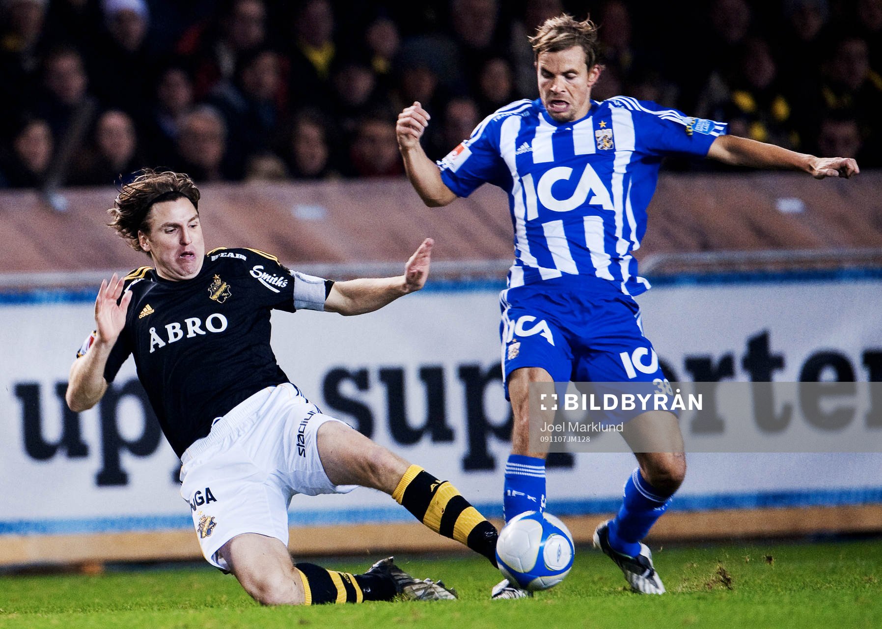 Nils-Eric Johansson, AIK, tacklar Niclas Alexandersson, IFK