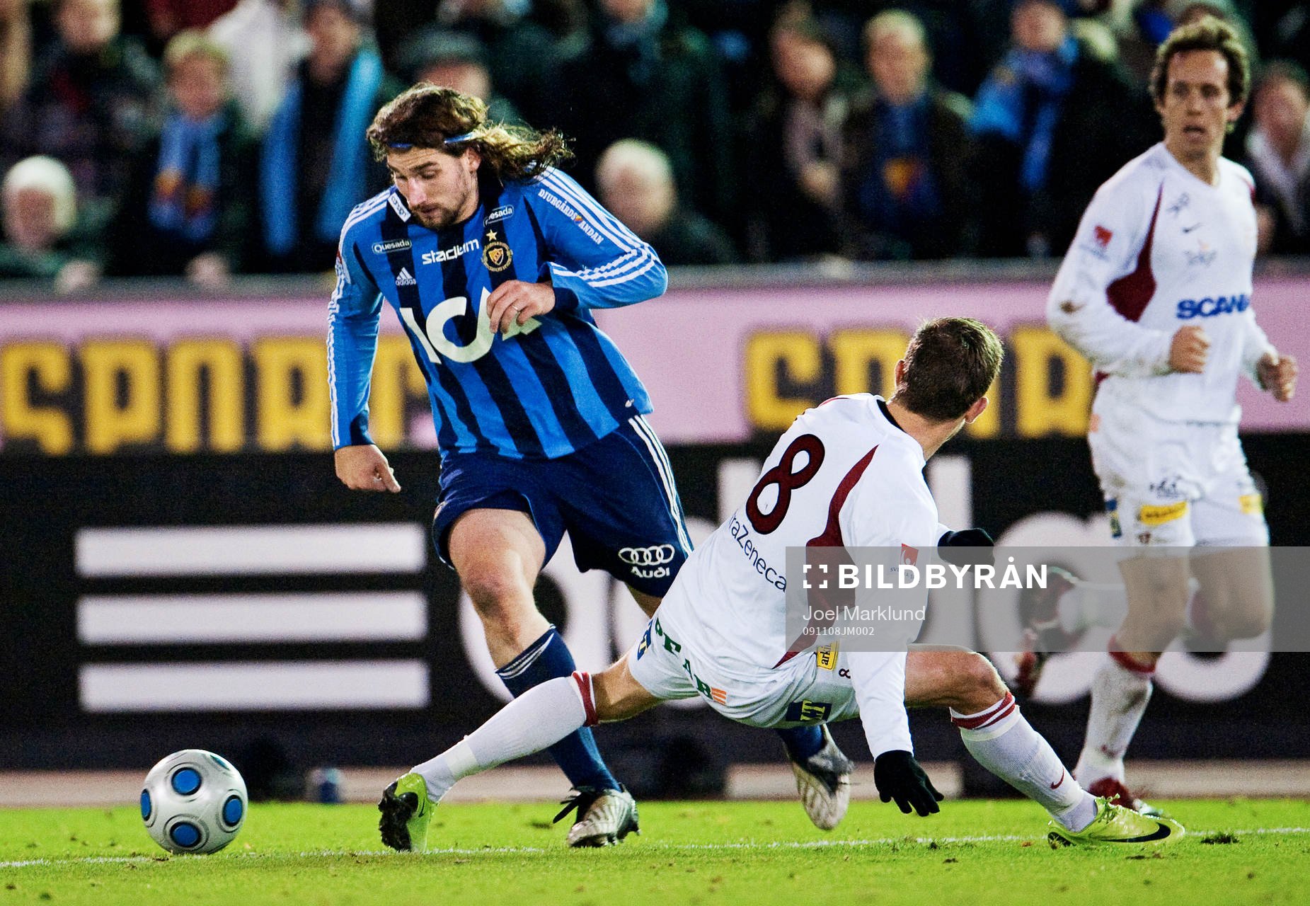 Jan Tauer, Djurgården, dribblar förbi Dennis Östlundh,