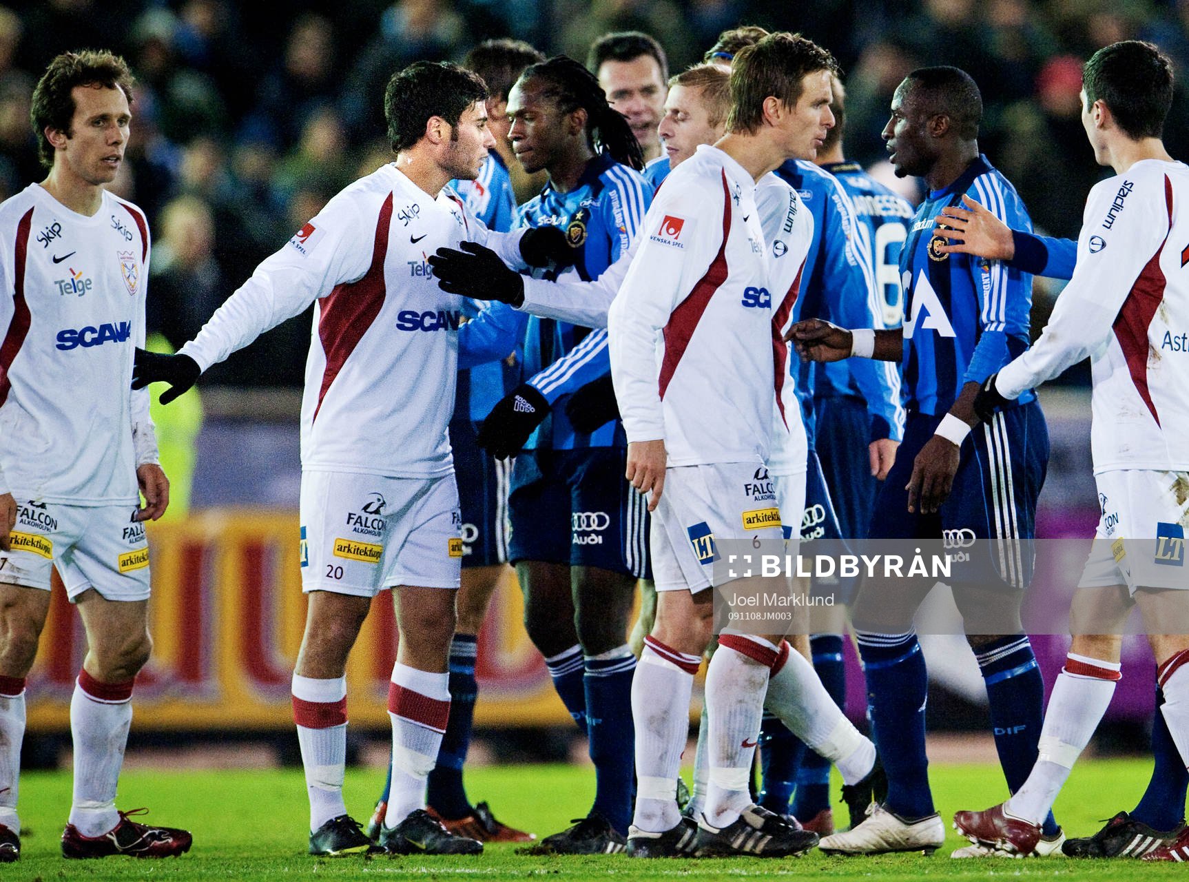 Mattias Genc, Assyriska, i diskussion med djurgårdenspelare