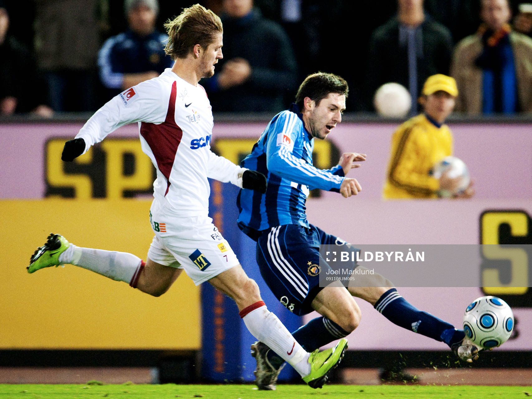 Hrvoje Milic, Djurgården, tar sig förbi Martin Lorentzon,
