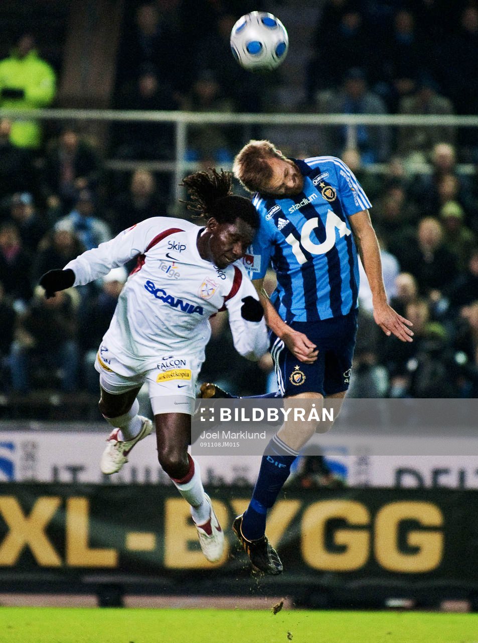 Lamin Conateh, Assyriska, i en luftduell med Mattias