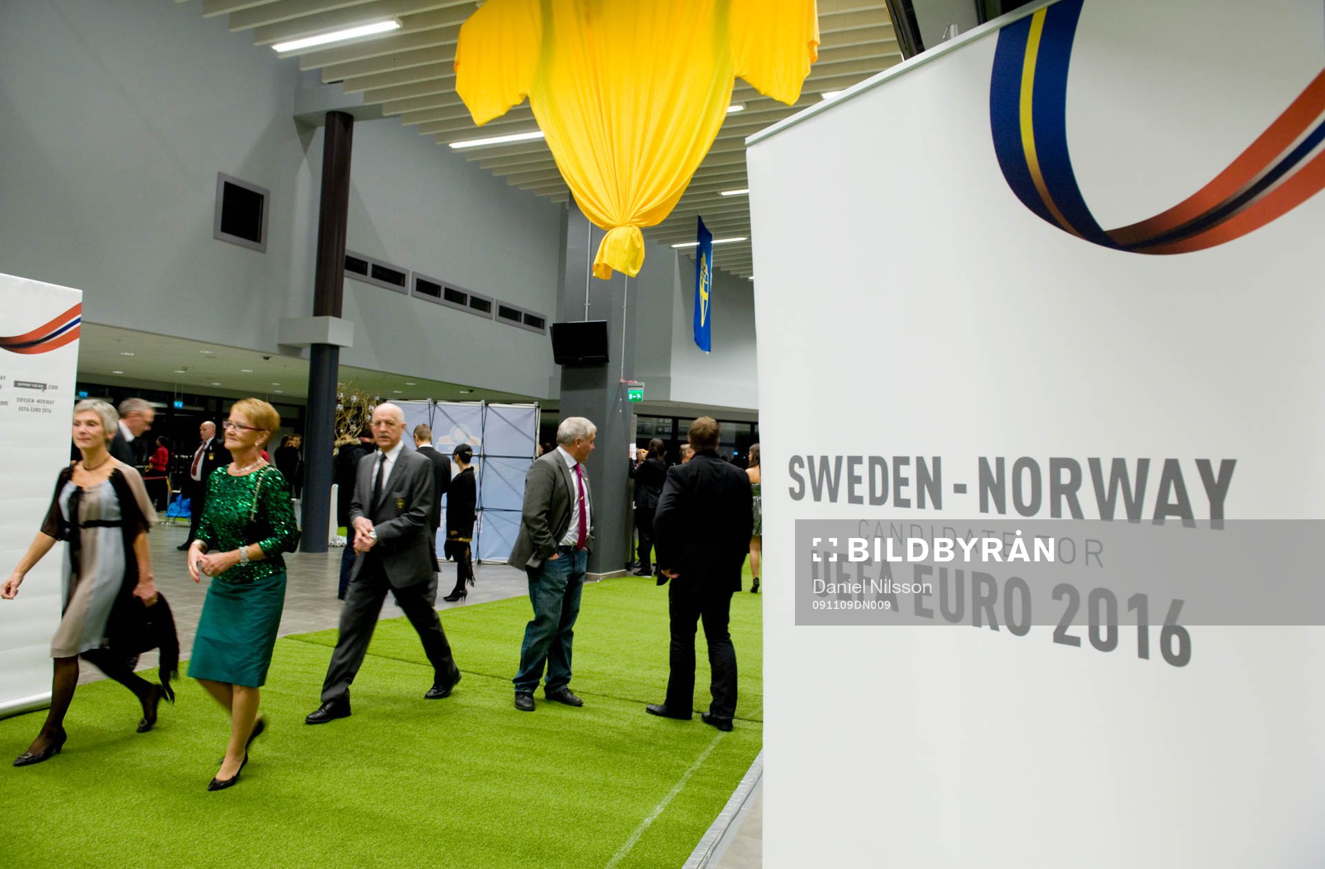 Gästerna anländer framför banderollen om Sverige-Norges