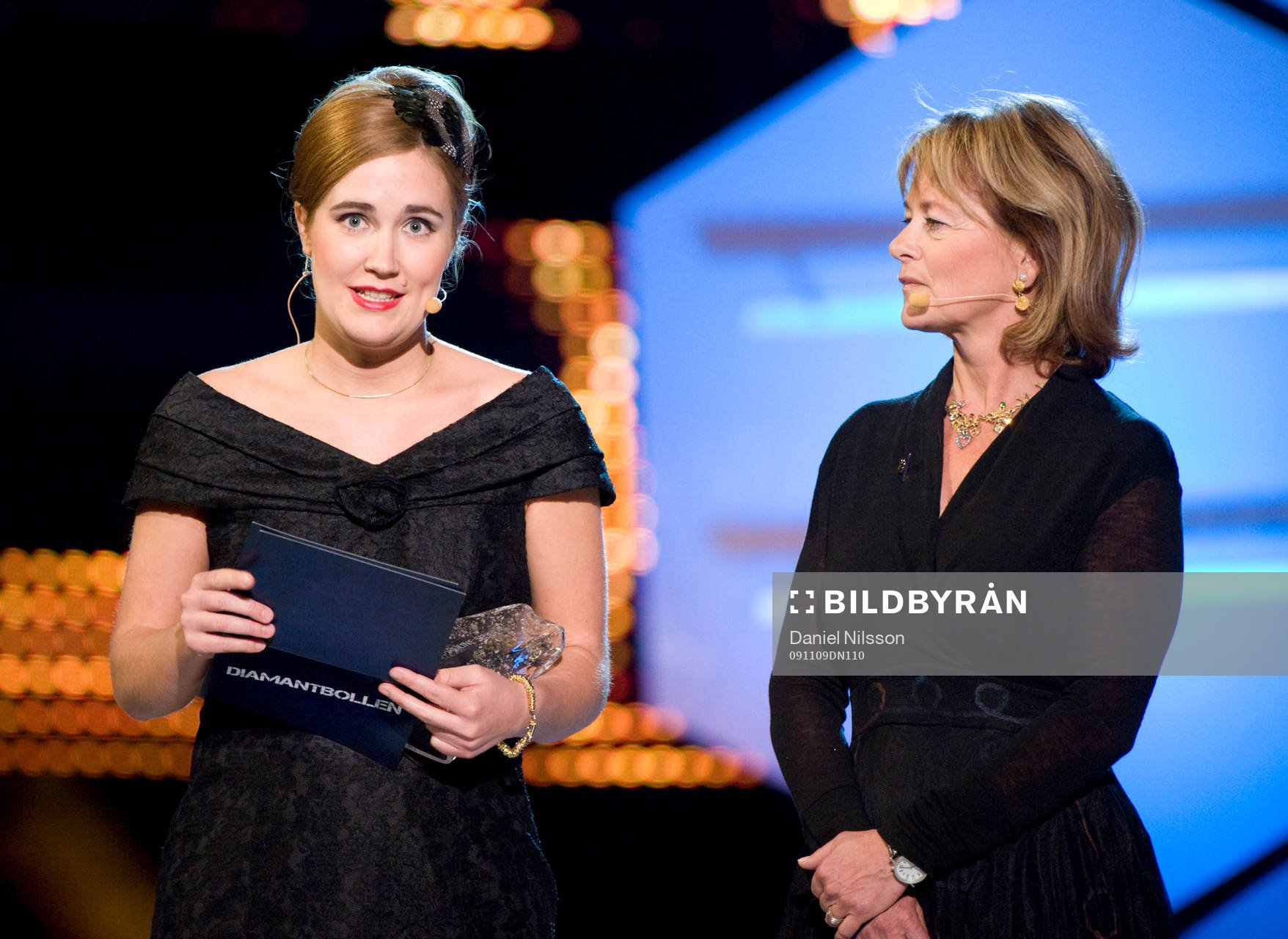 Anja Gatu och Lena Adehlson Liljeroth delade ut