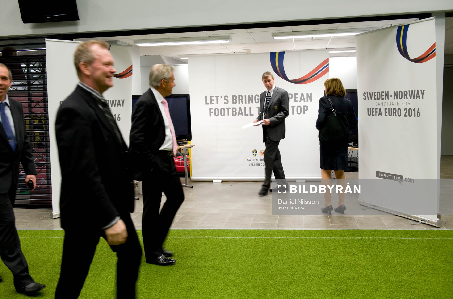 Gästerna anländer framför banderollen om Sverige-Norges