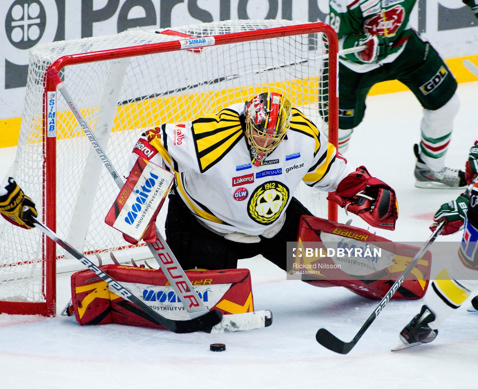 Pucken framför Jacob Markström, målvakt, Brynäs