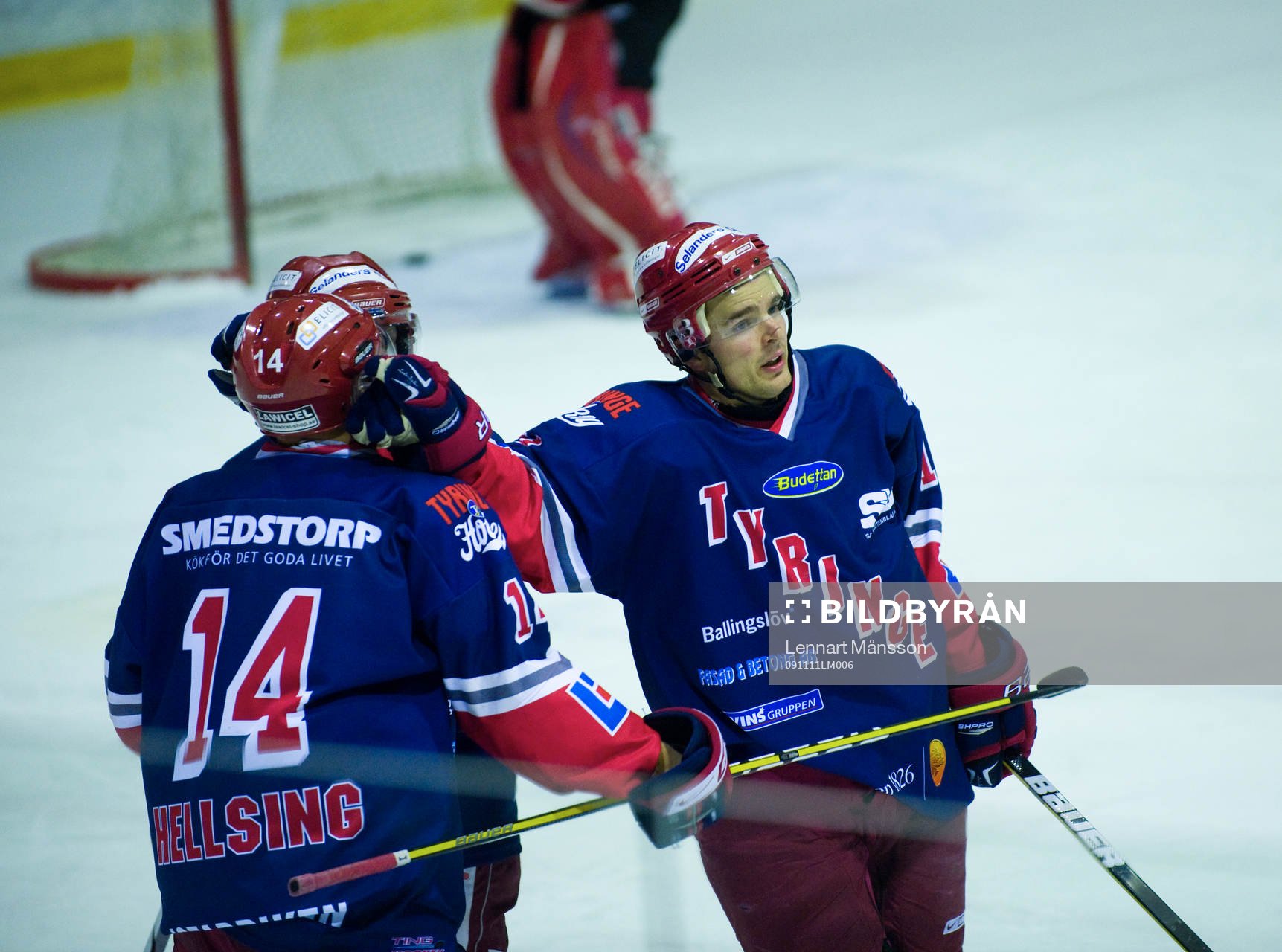 2-0, målskytten (???) grattas av Anton Hellsing