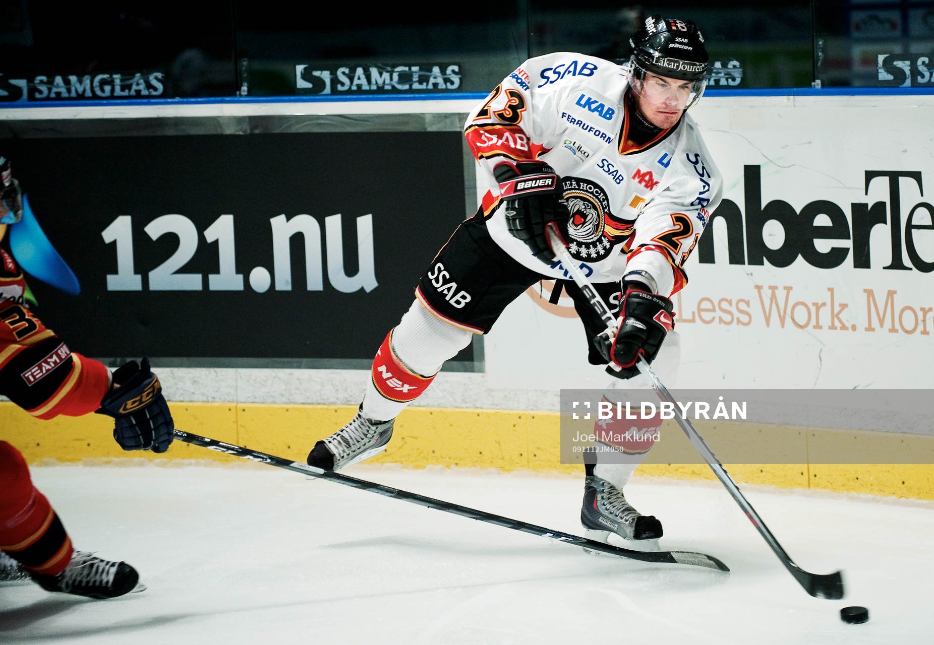 Karl Fabricius, Luleå, passar pucken