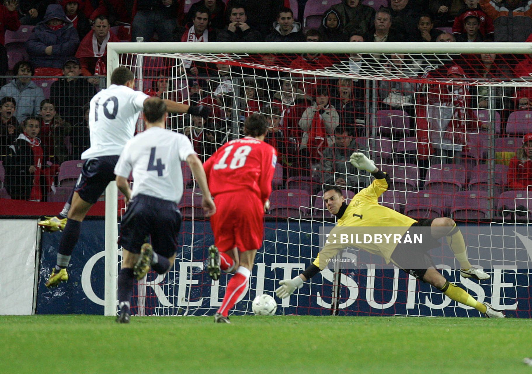 John Carew gör 0-1 till Norge bakom Diego Benaglio,