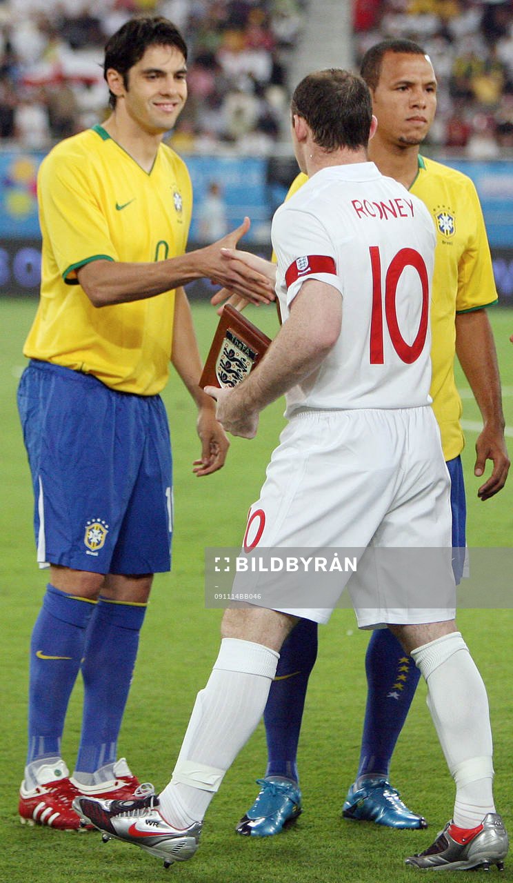 Wayne Rooney, England, skakar hand med Kaka, Brasilien