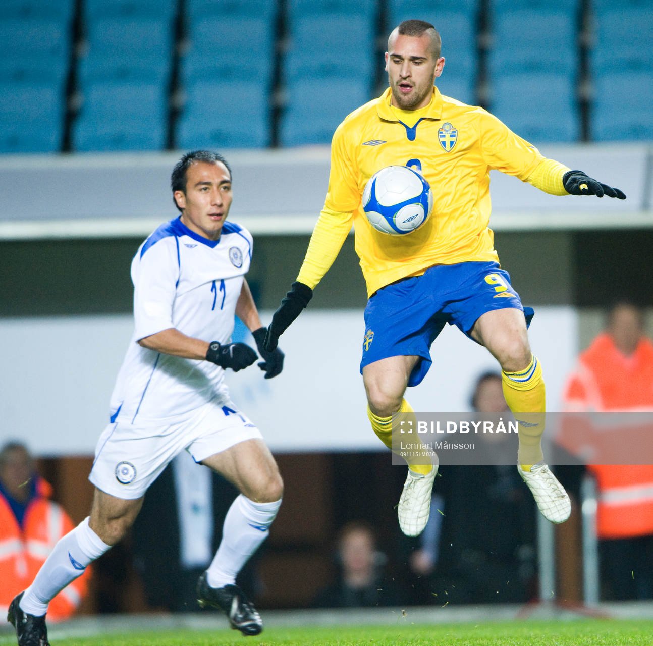Emir Bajrami, Sverige, tar ner bollen