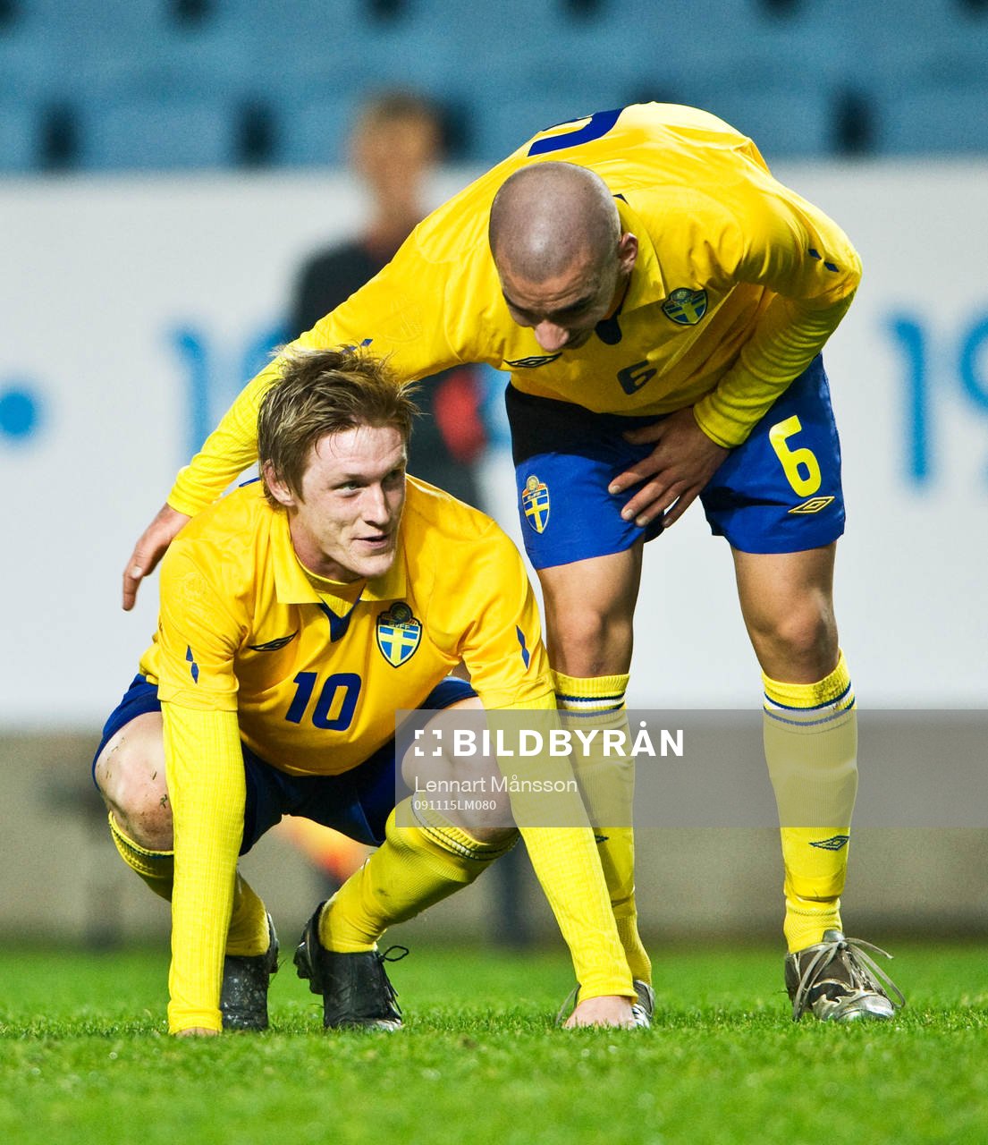Rasmus Elm stöttas av Guillermo Molins