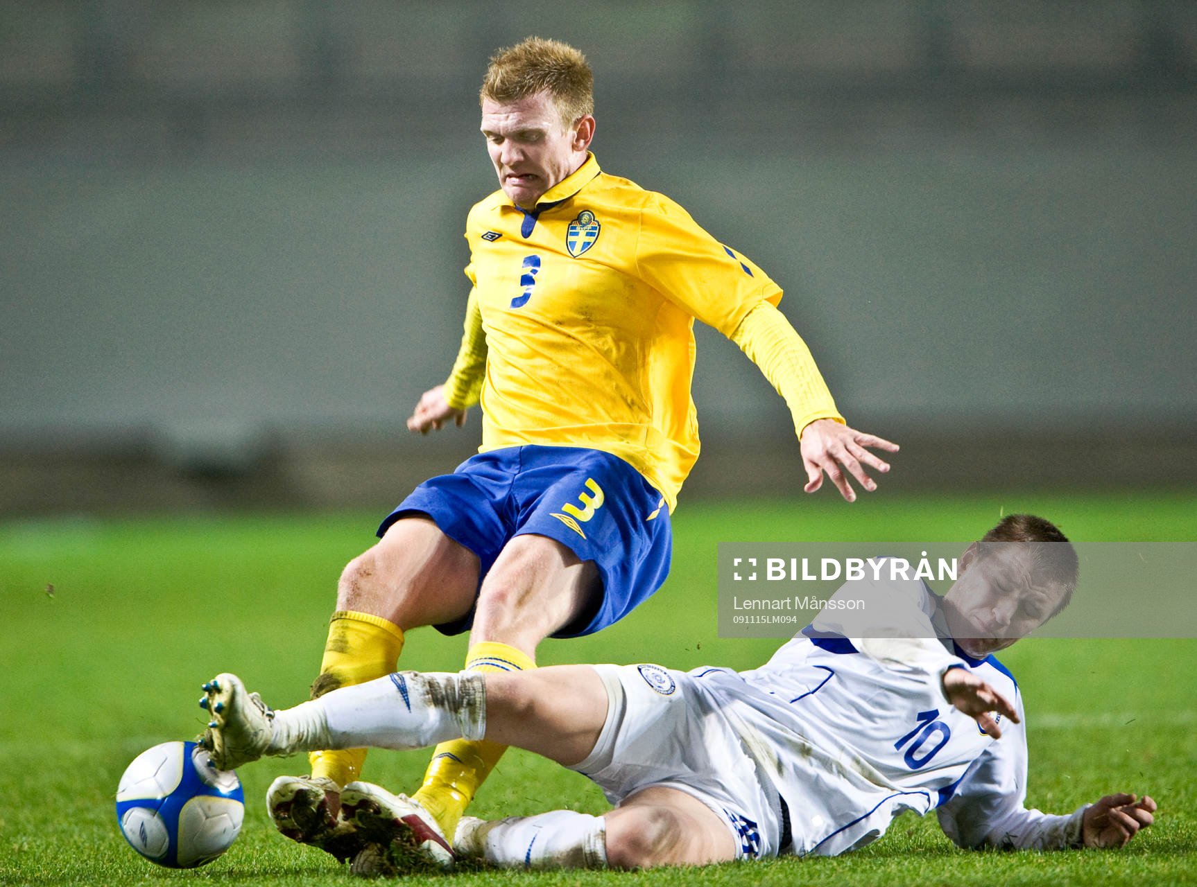  Michael Almebäck, Sverige och Vitaliy Goloveshkin, Kazakstan, tackling, glidtackling.
