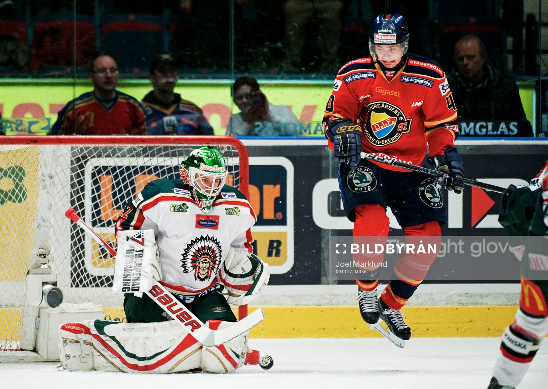 Jacob Josefson, Djurgården, hoppar över pucken som går