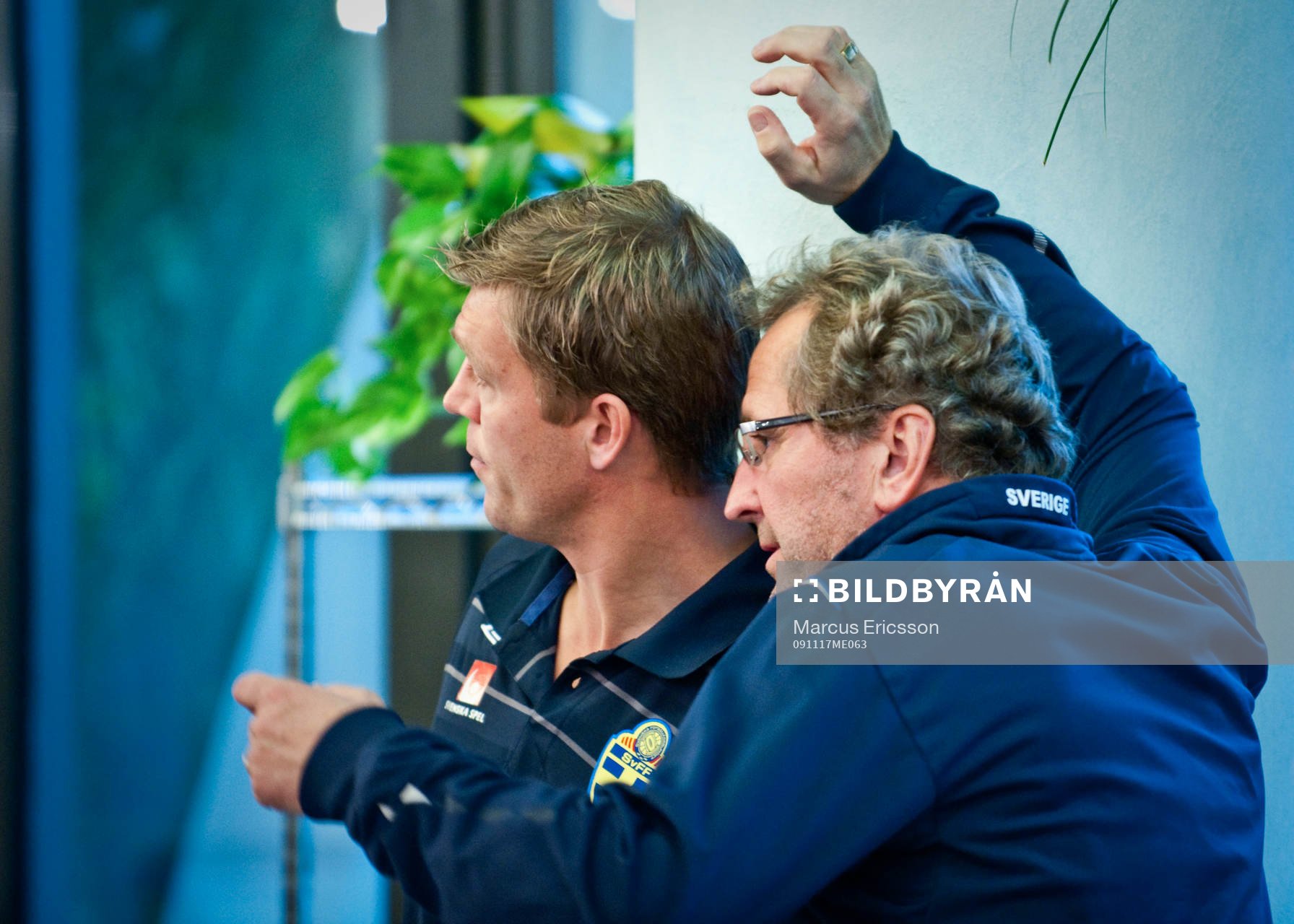 Erik Hamrén, förbundskapten pratar med Marcus Allbäck,
