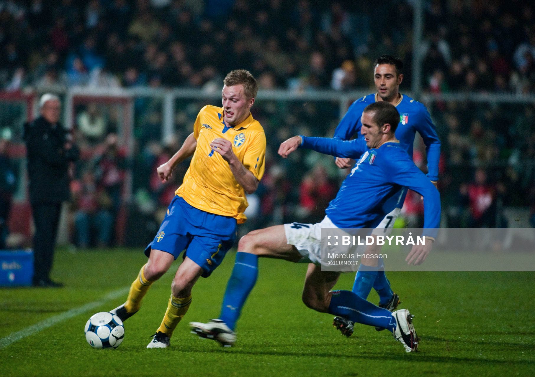 Sebastian Larsson, Sverige försöker runda Chiellini,