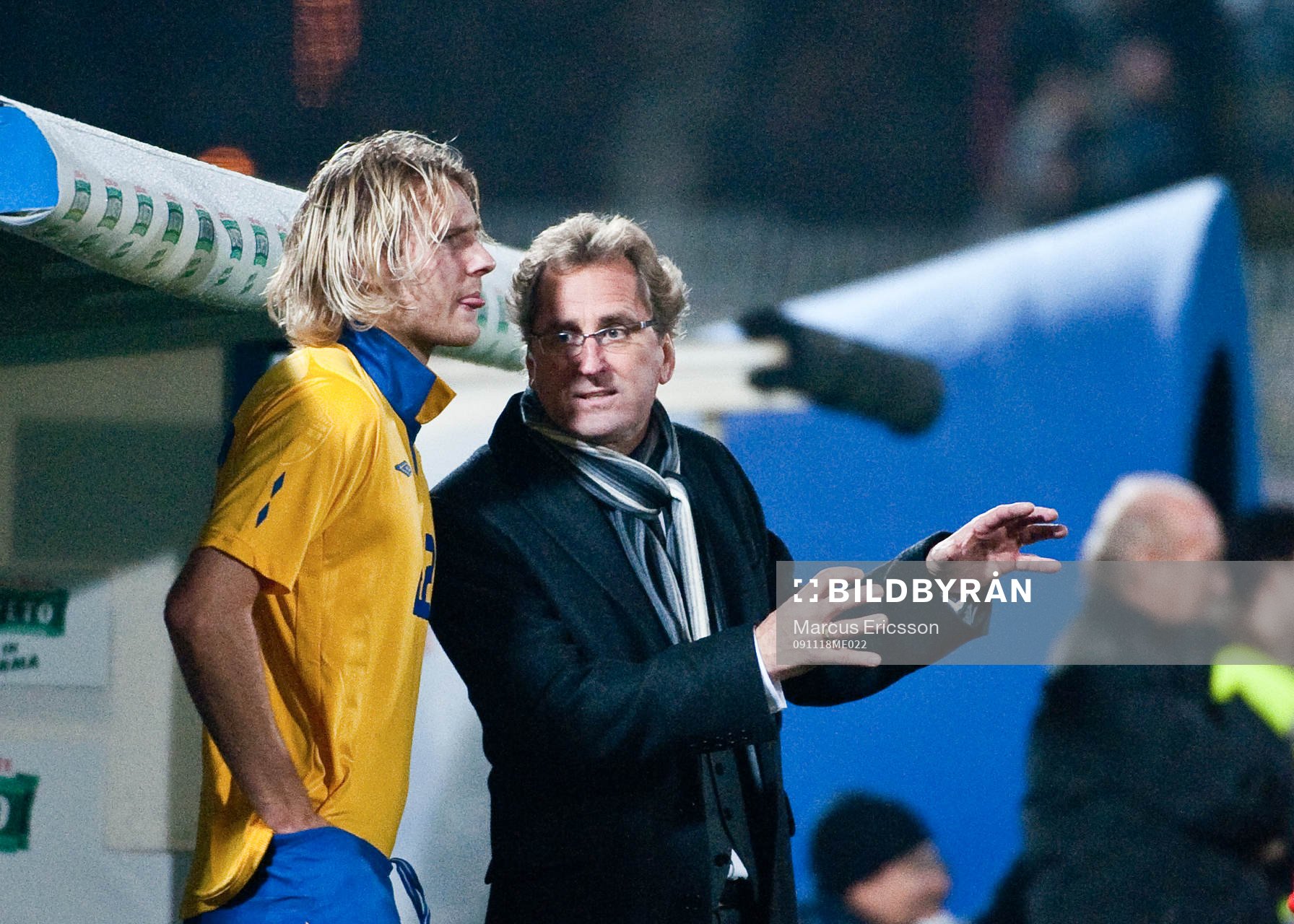Erik Hamrén, förbundskapten Sverige instruerar Ola