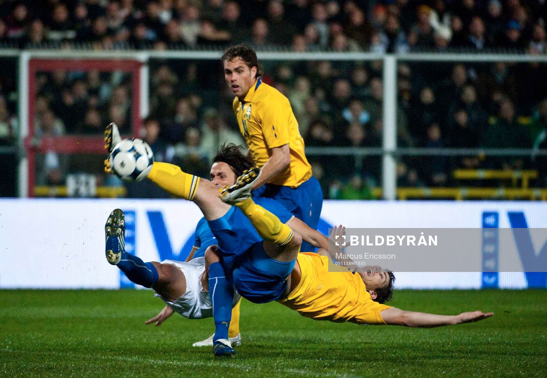 Fotboll, Träningslandskamp, Italien - Sverige A: Tobias Hysén, Sverige dras omkull av Legrottaglie, Italien