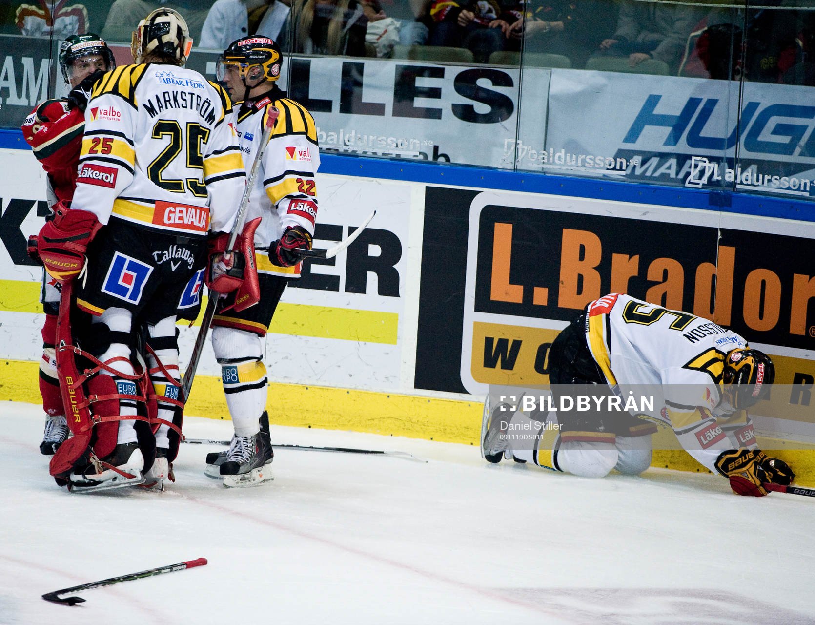 Simon Bertilsson, Brynäs, får en tackling av Fredrik