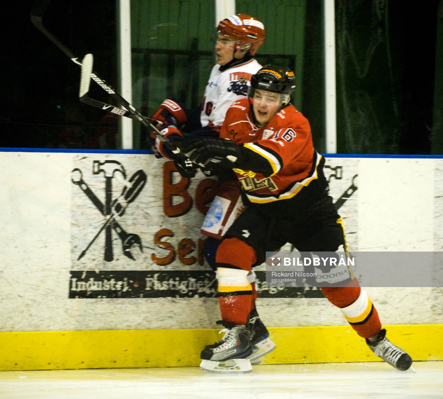 Niklas Lindquist, Osby, trycker till en Tyringe-spelare