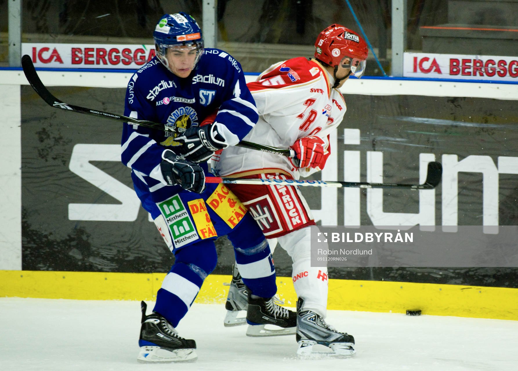 Daniel Håkansson, Troja hakar Niklas Zetterström,