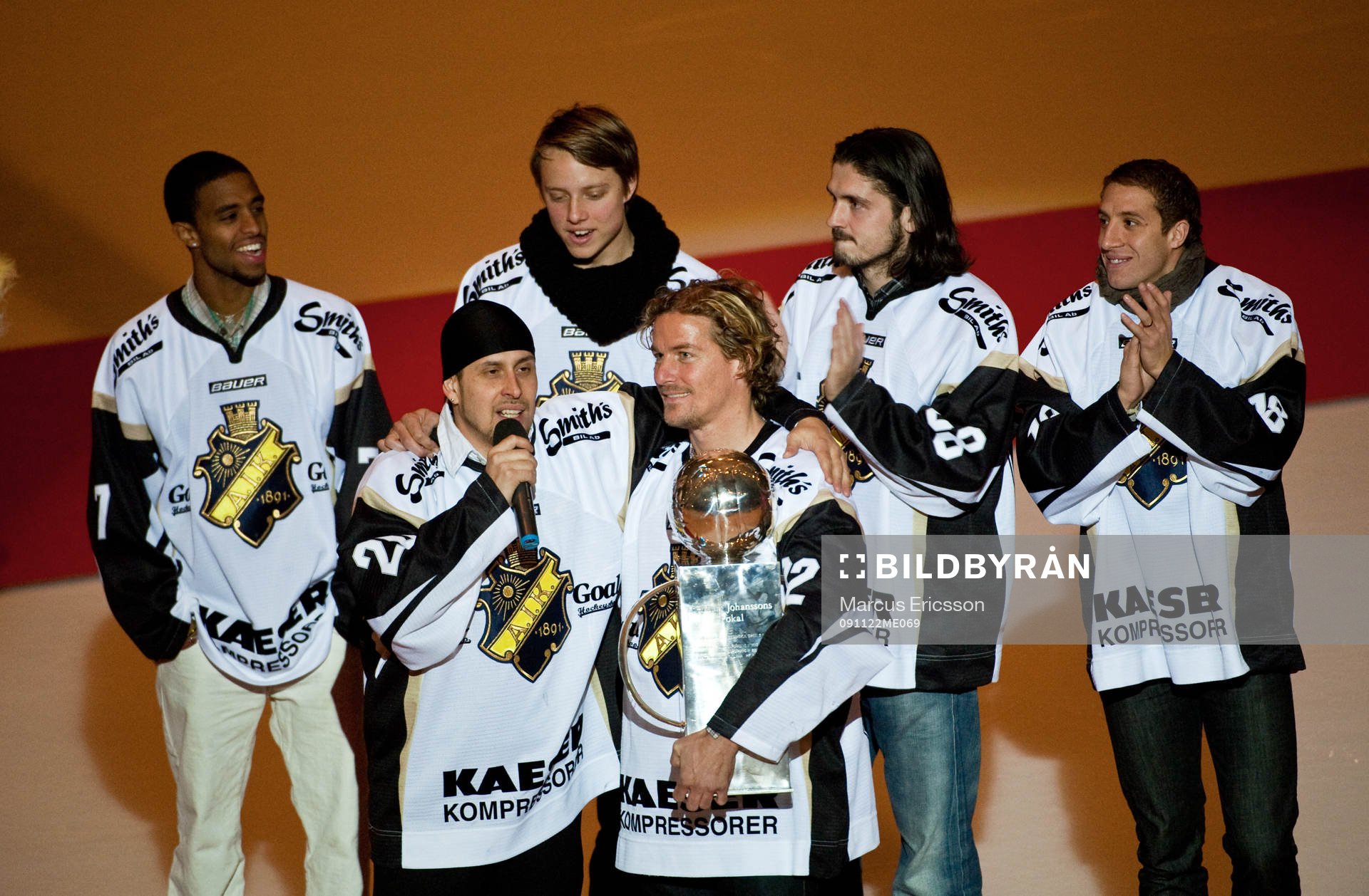 AIK Fotboll firas för sitt guld. Dogge Doggelito pratar