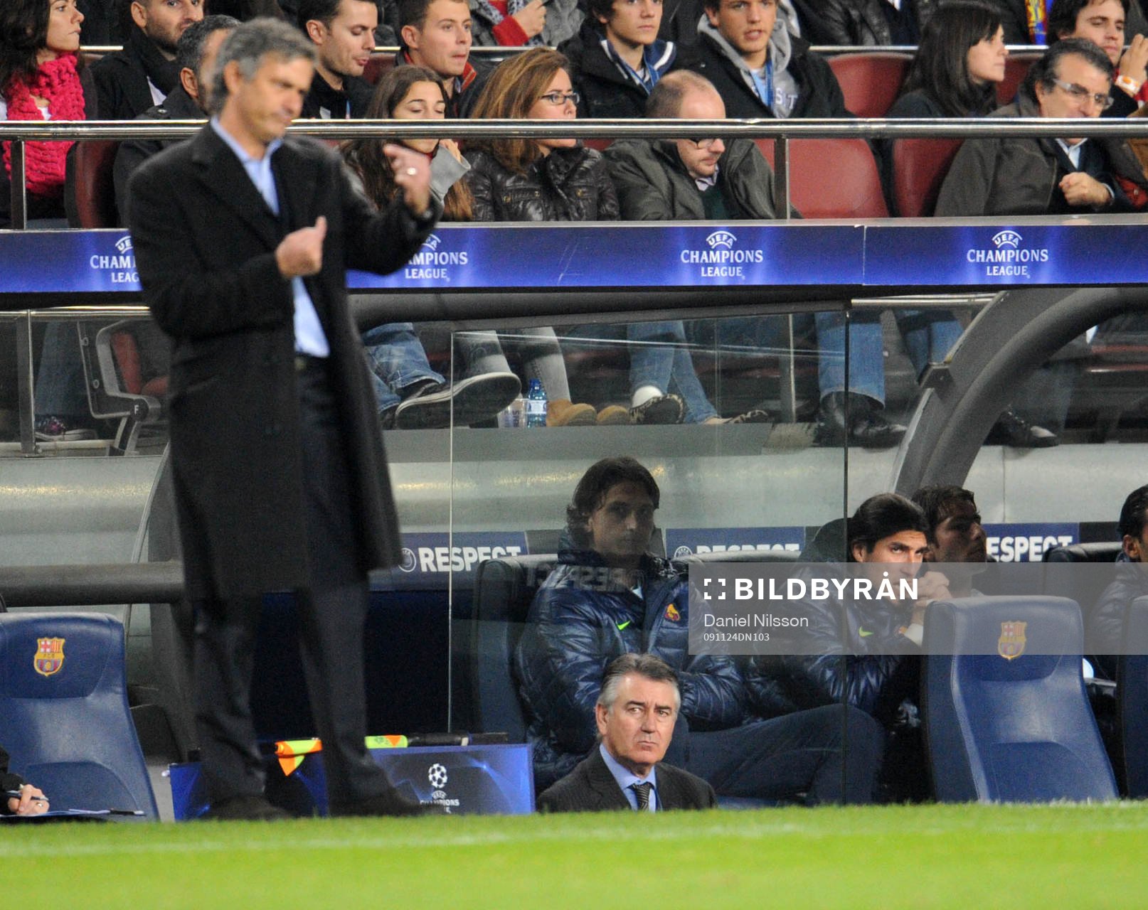 Zlatan Ibrahimovic sitter på bänken och tittar upp på