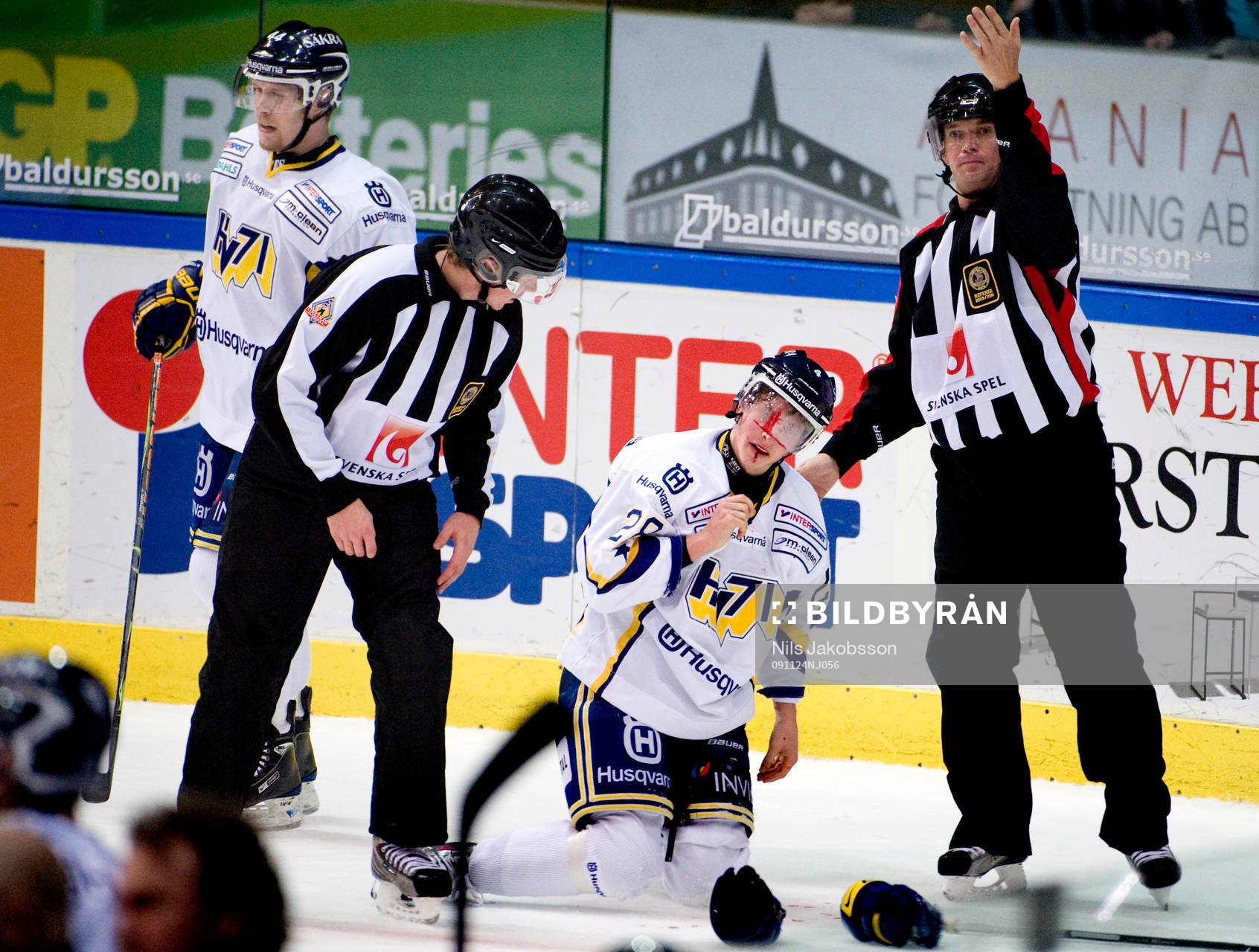 Adam Almquist, HV71, fick en skridsko på hakan och blödde