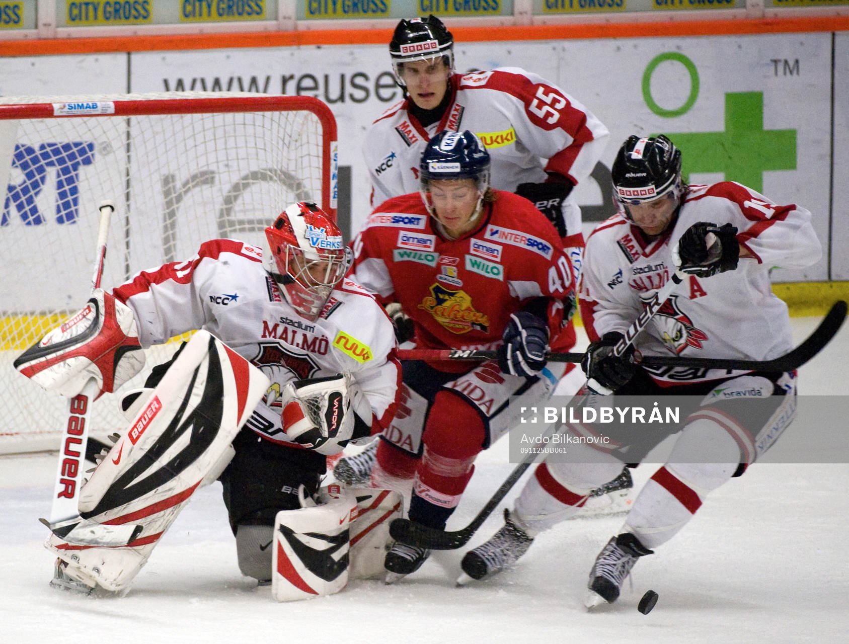 Teemu Kesä, Kim Staal, Växjö, rensar framför Erik