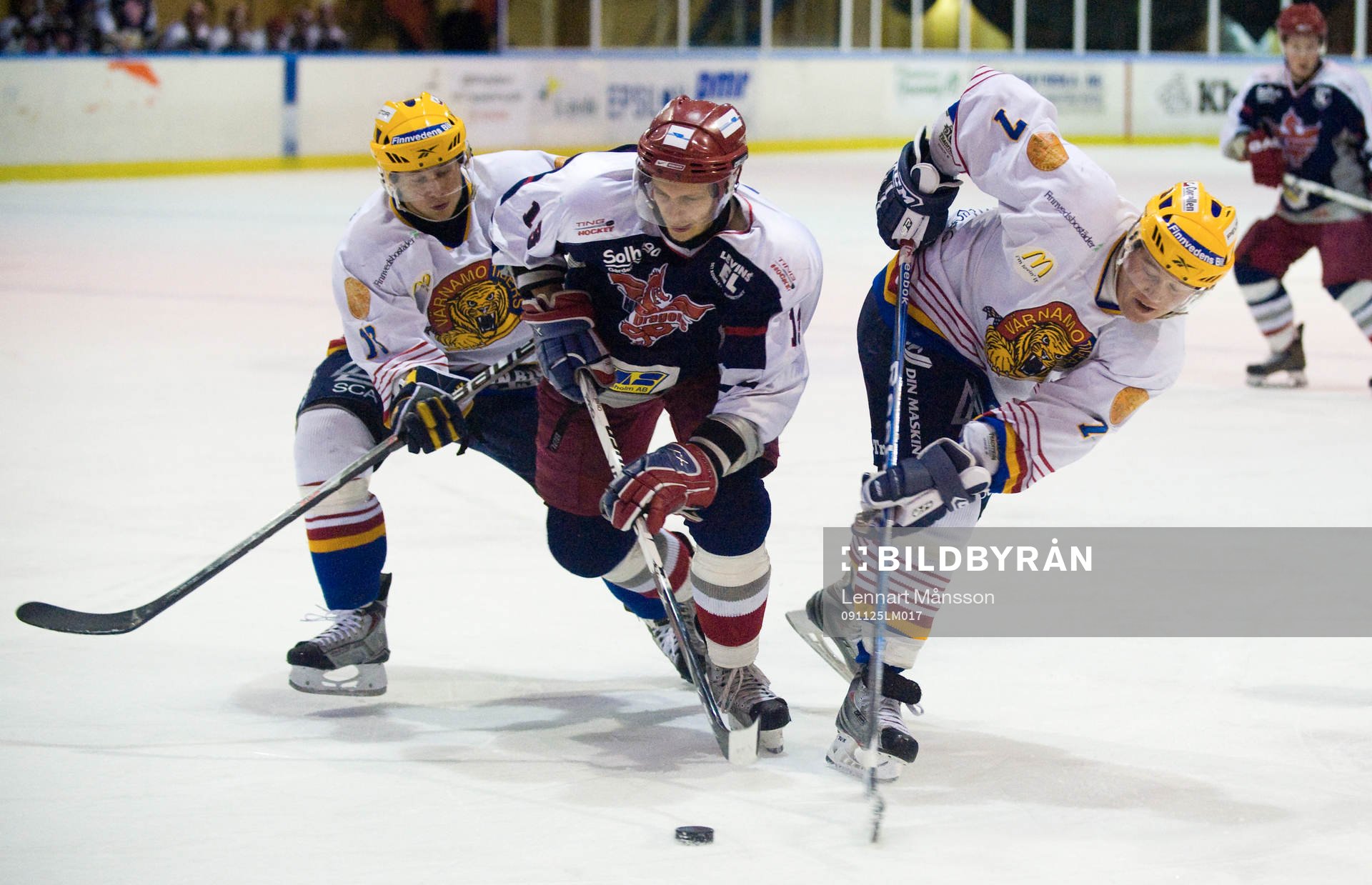 Henrik Olsson, Hässleholm, går mellan Stefan Kylbrink och