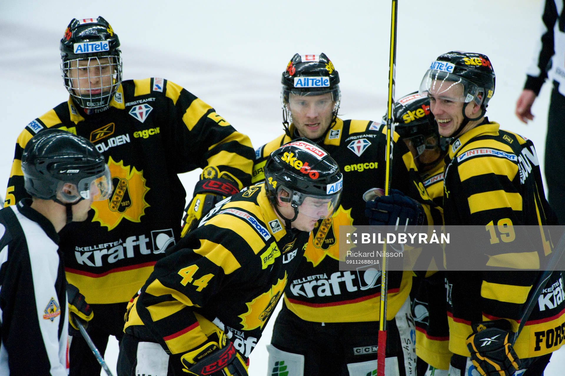 Tim Erixon, Skellefteå, tvåmålsskytt omgiven av