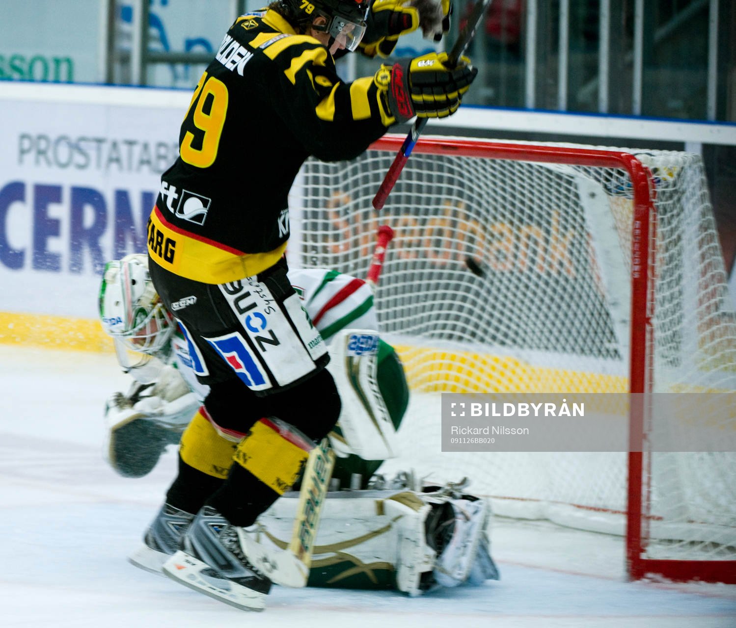 Fredrik Warg, Skellefteå, trycker in pucken bakom