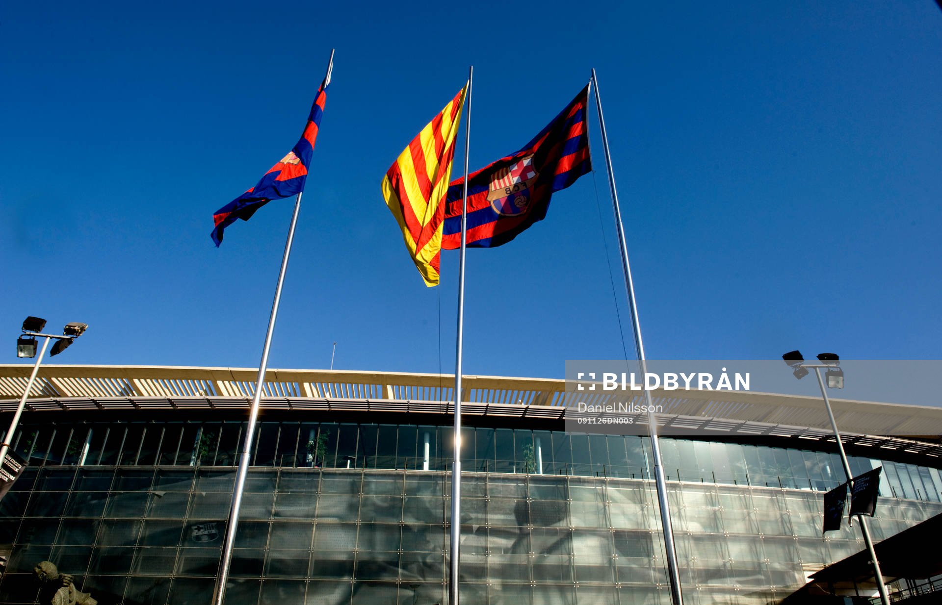 Flaggor utanför Camp Nou