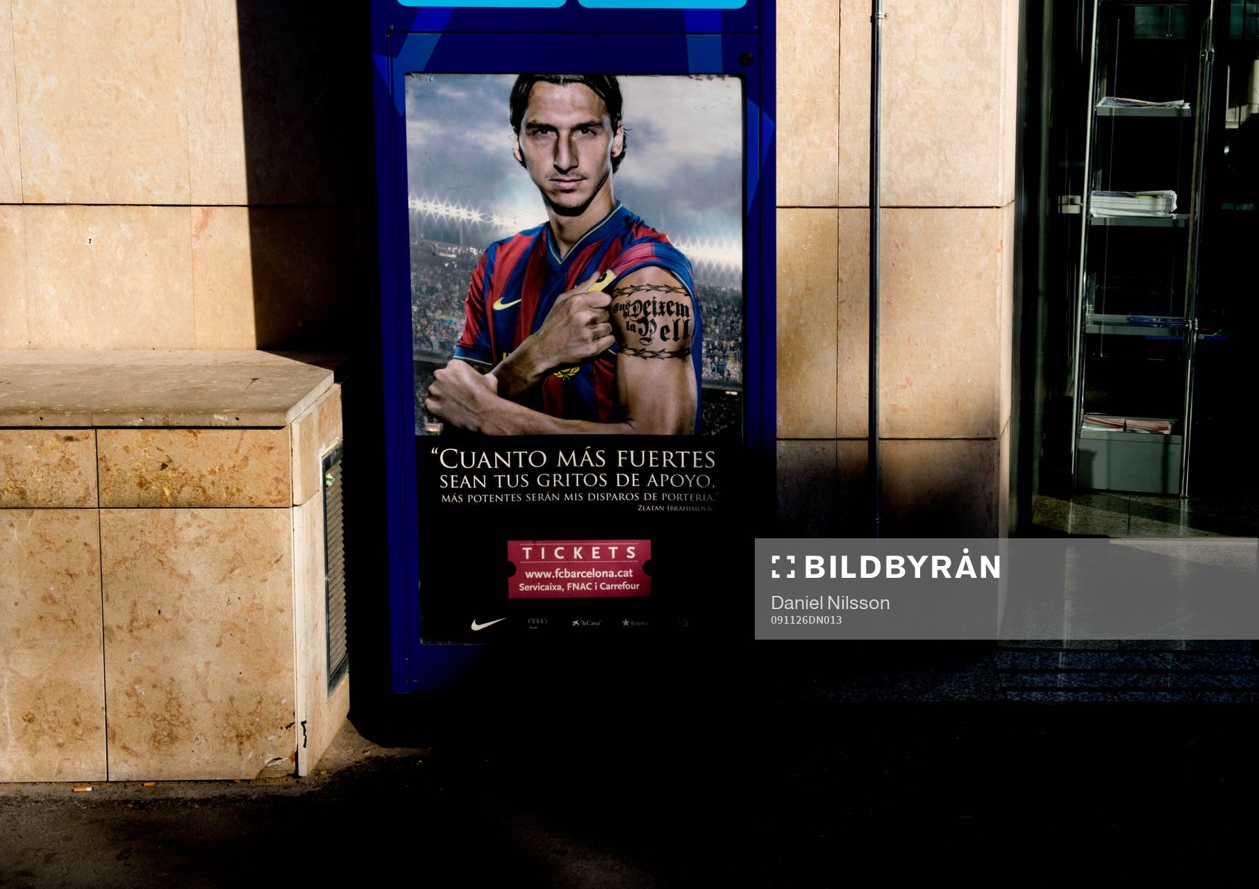 Zlatan Ibrahimovic pryder reklamskyltar utanför Camp Nou.