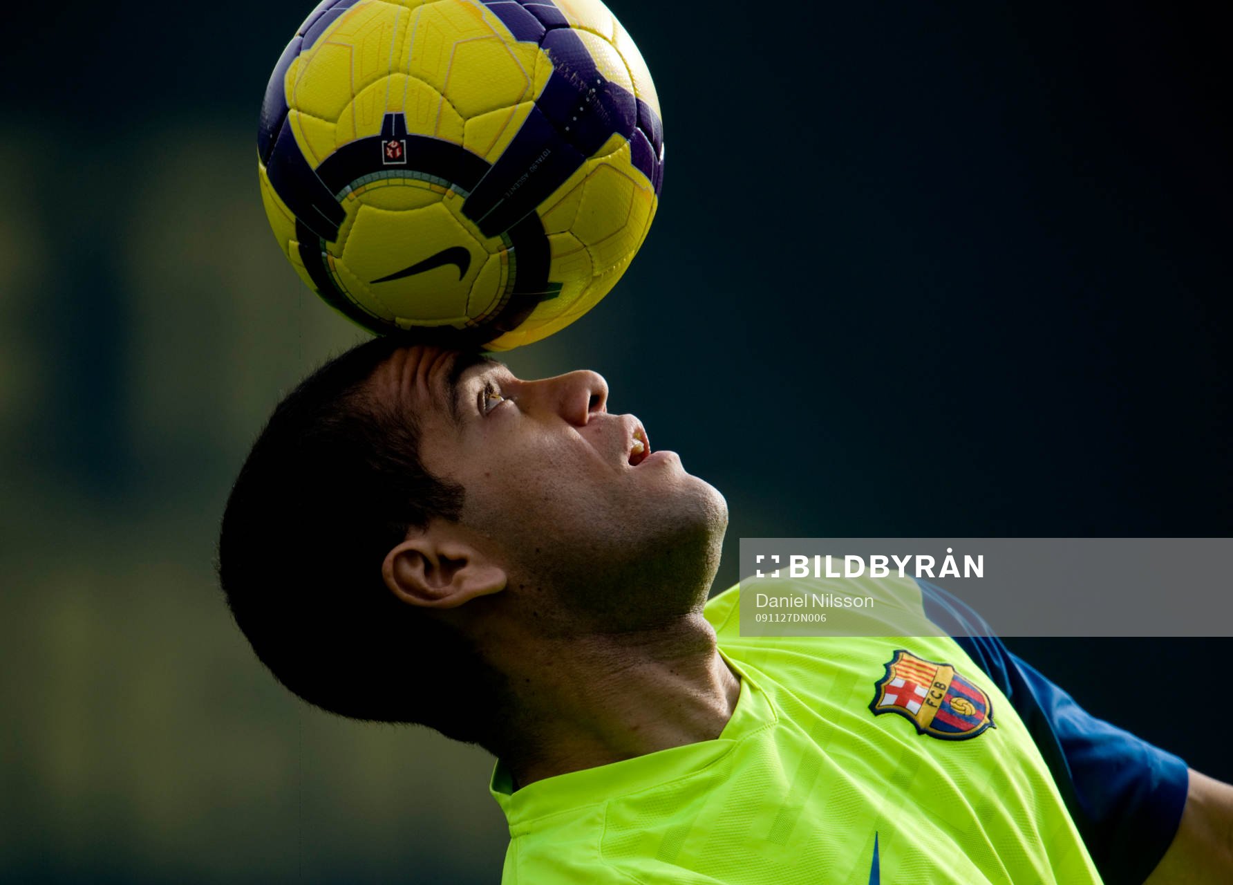 Dani Alves leker med bollen på träningen