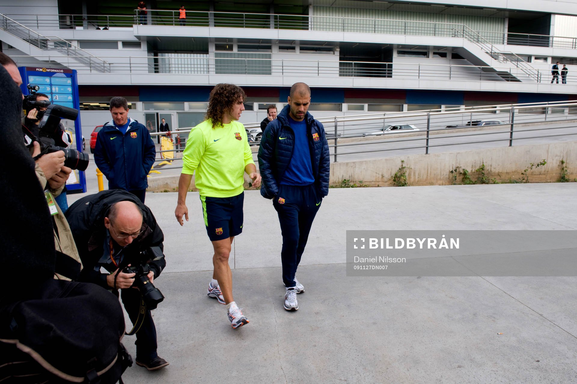 Carles Puyol och Pep Guardiola, på väg till presskonferens