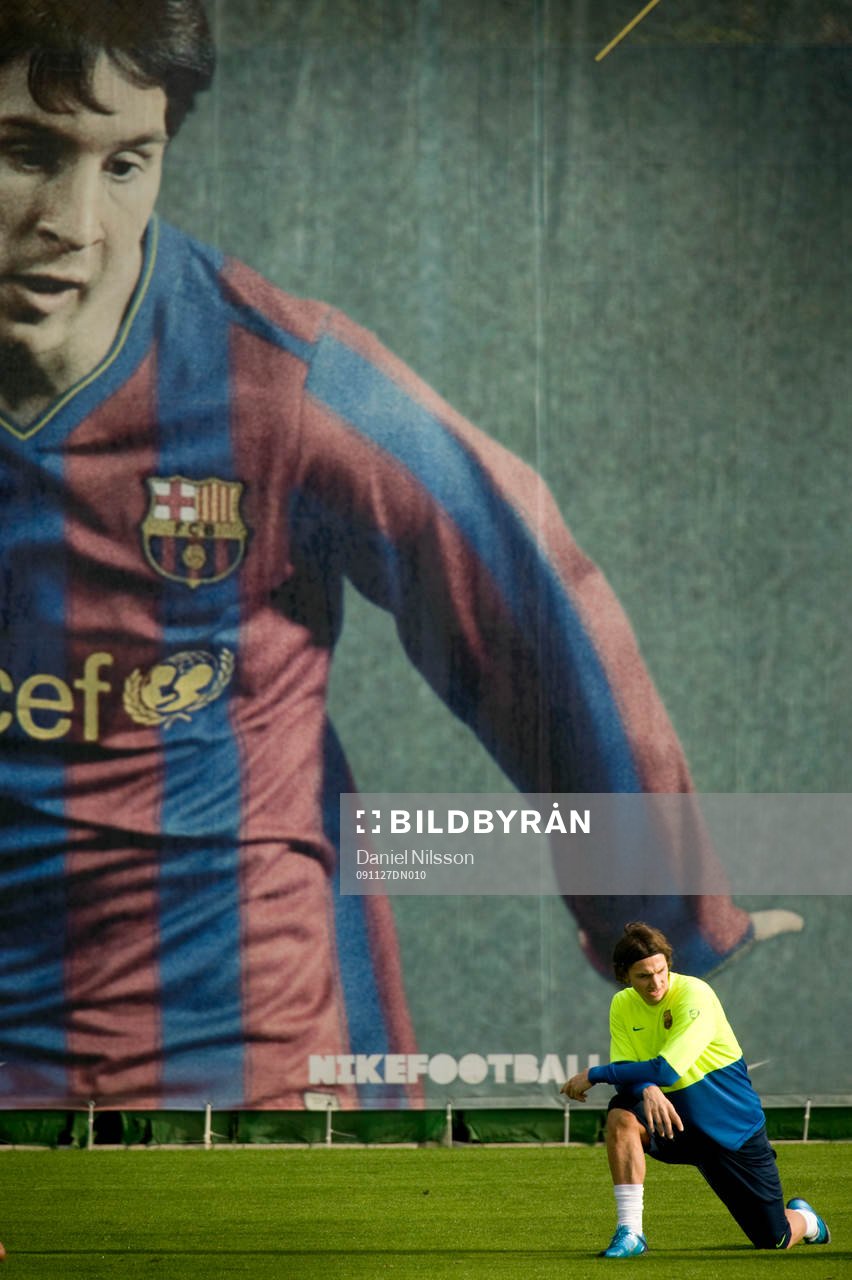 Zlatan Ibrahimovic stretchar framför en bild av Lionel