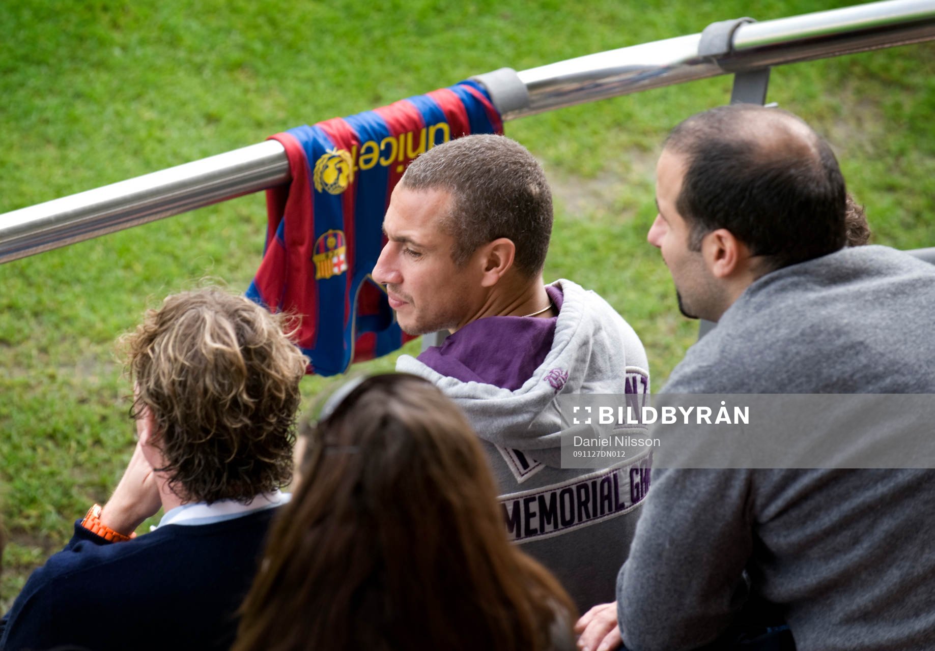 Henrik Larsson besökte barcelonas anläggning och satt och