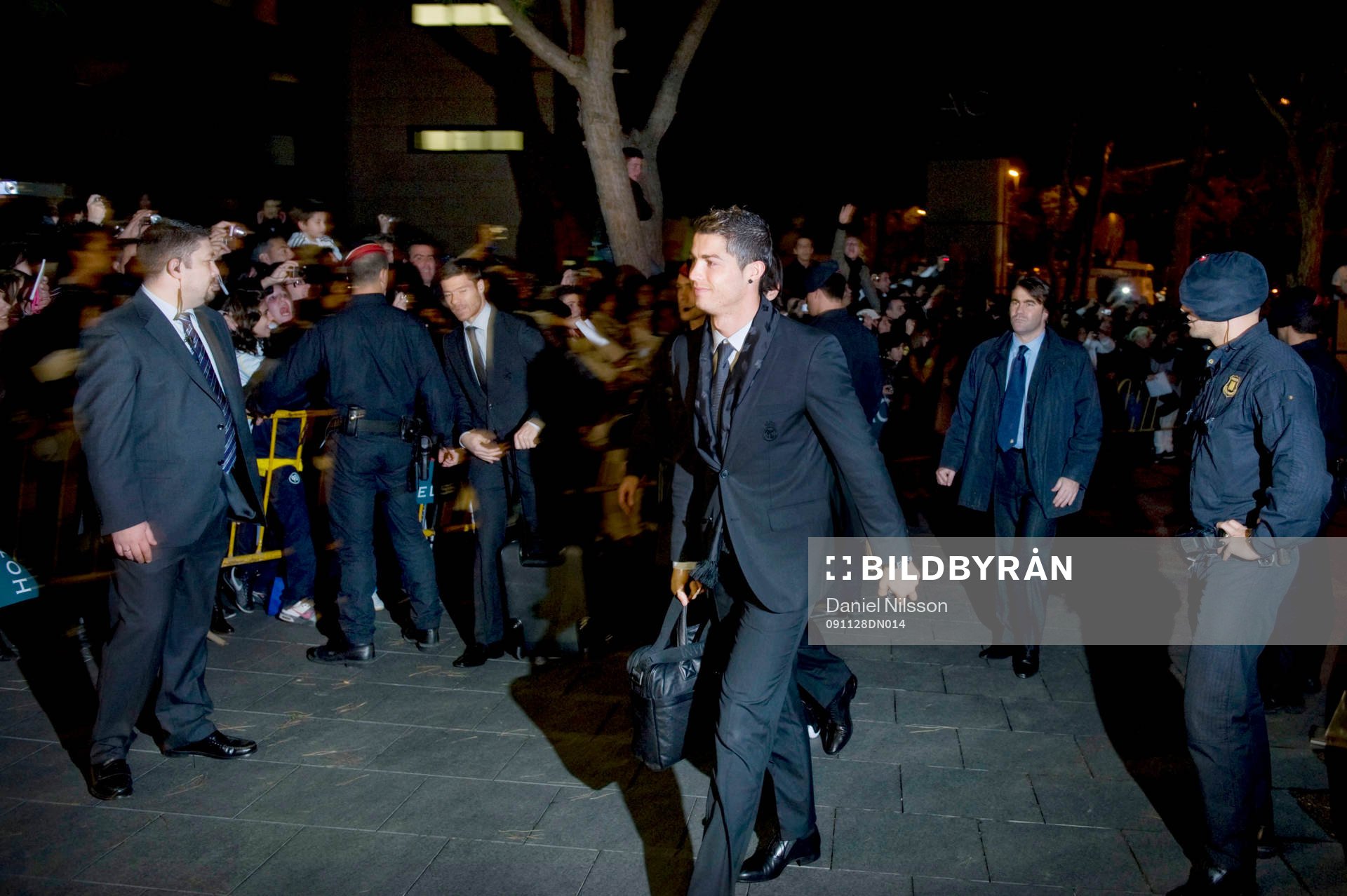  Real Madrid spelare anländer till hotellet i Barcelona. Cristiano Ronaldo sprang snabbt förbi och stannade inte för att skriva några autografer.