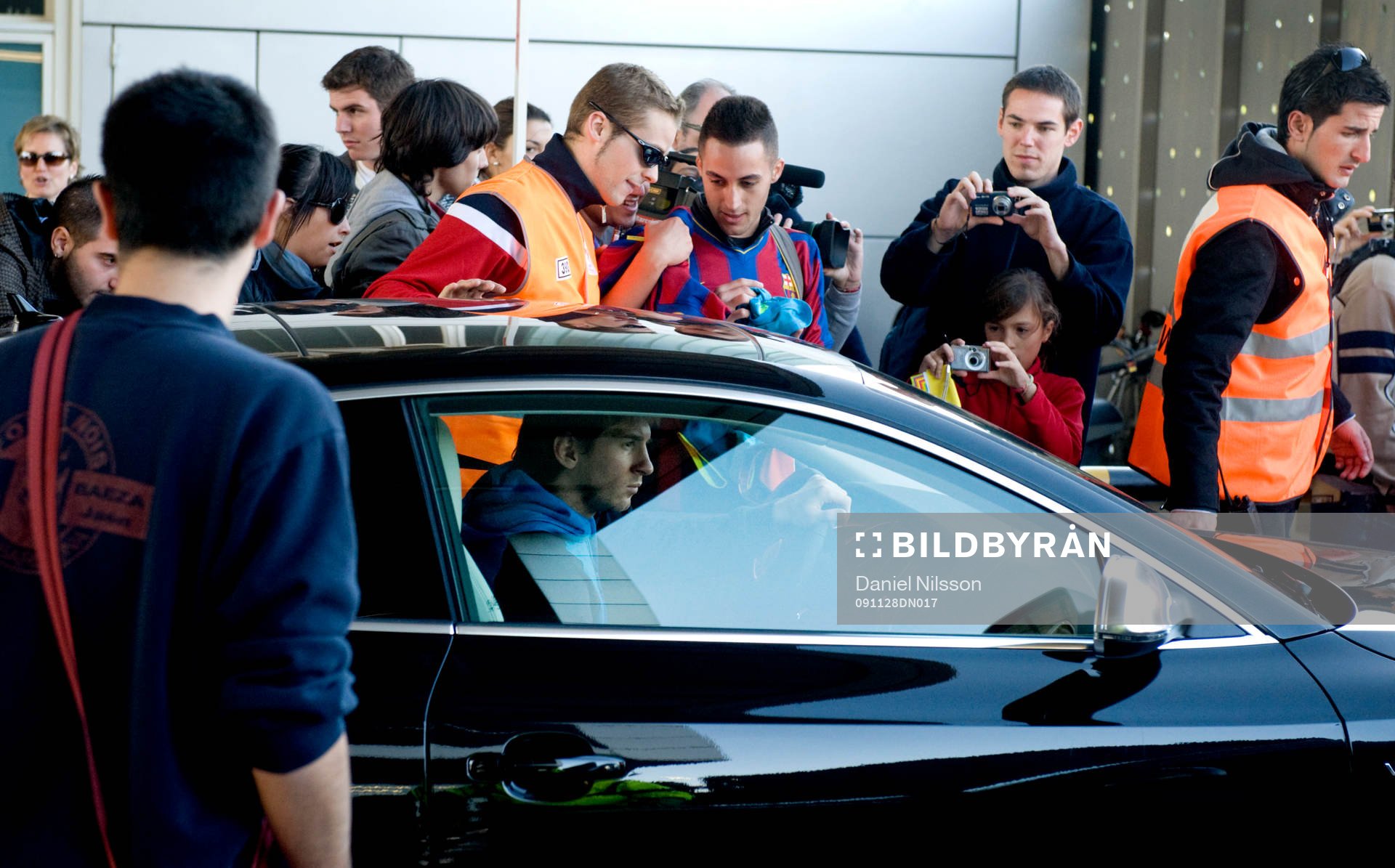  Lionel Messi på väg ut från träningsanläggningen och stoppas av en massa supporters som vill ha autograf.